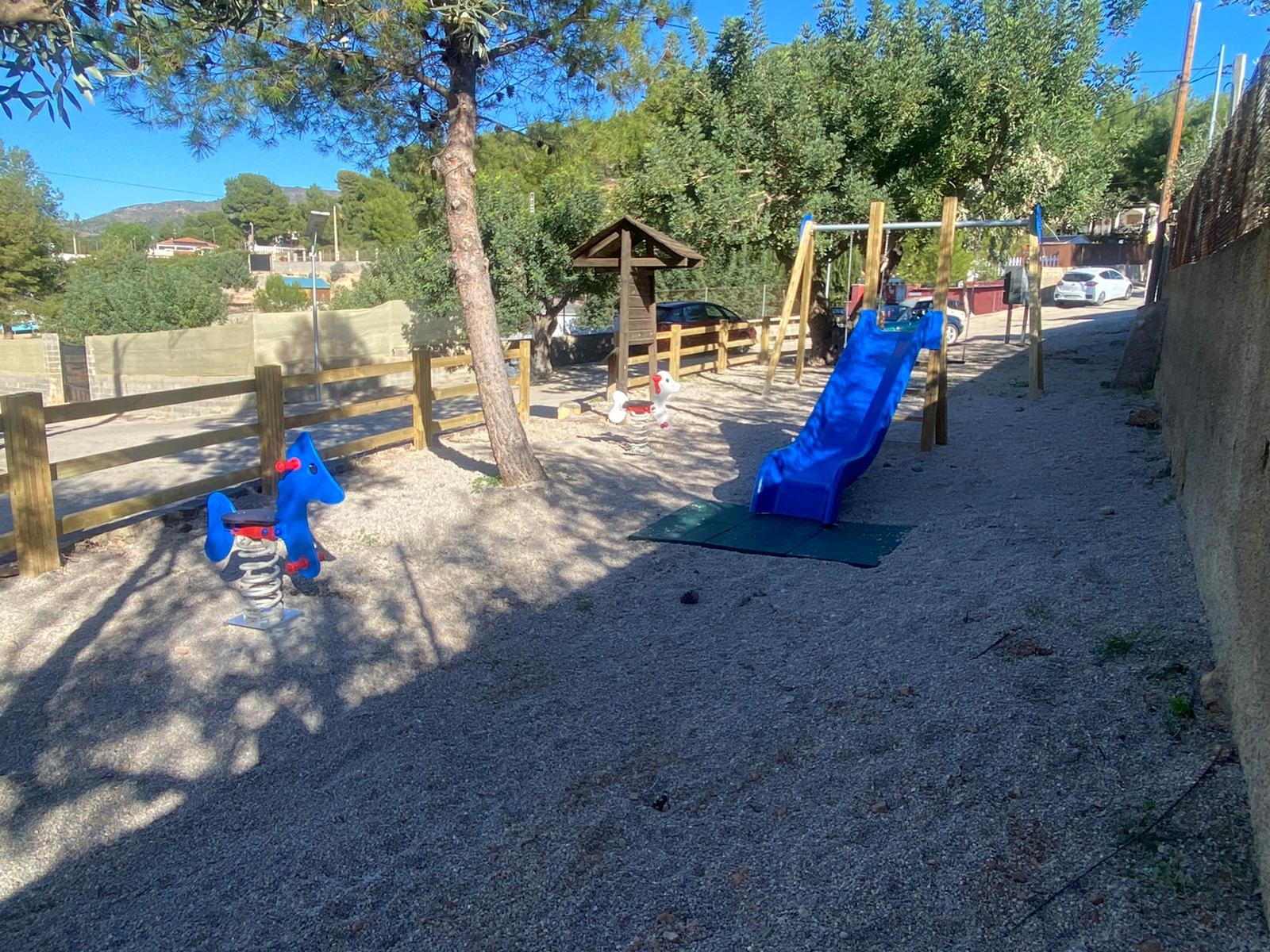 Parque infantil urbanizaci&oacute;n Els Puntals Olocau