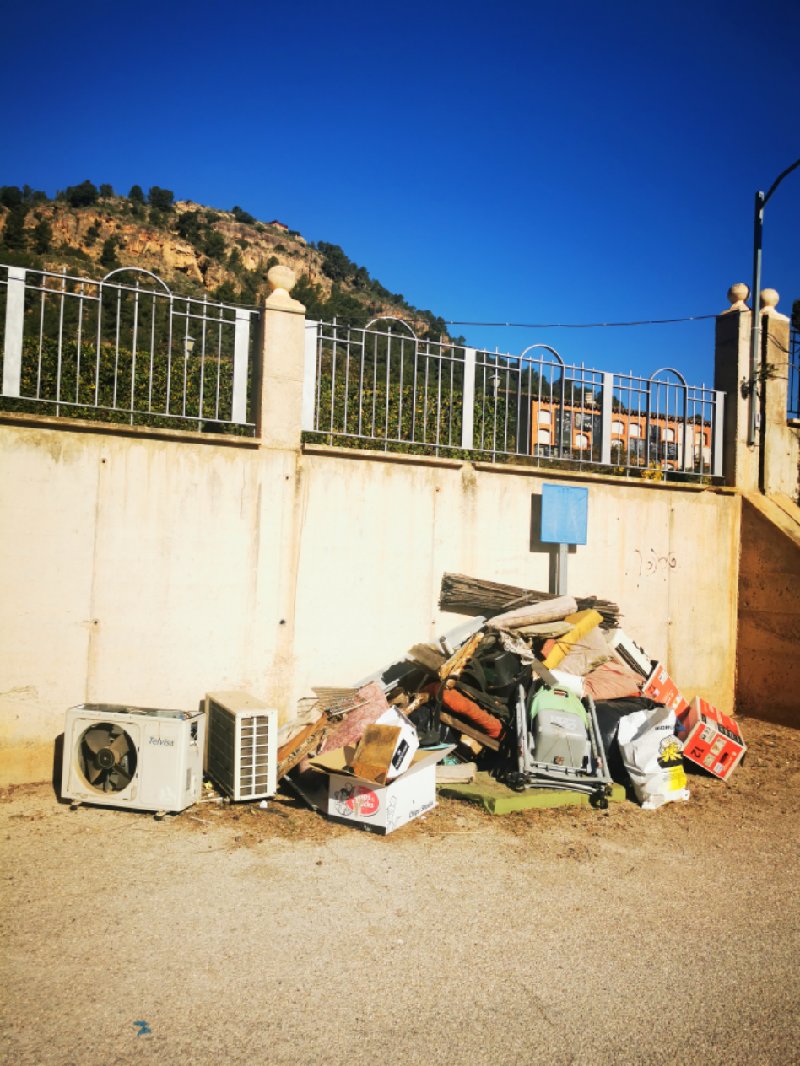 Abocament il·legal en la zona del Cementeri Municipal Olocau
