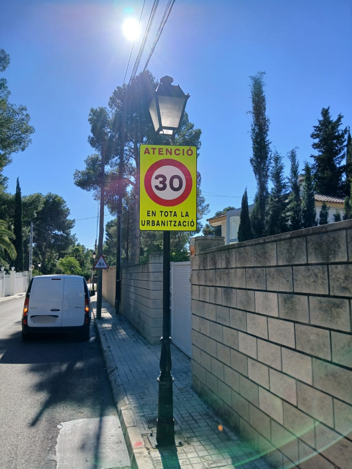 Colocaci&oacute;n&nbsp;de se&ntilde;ales de l&iacute;mite de velocidad en la urbanizaci&oacute;n&nbsp;Pedralvilla Olocau 2