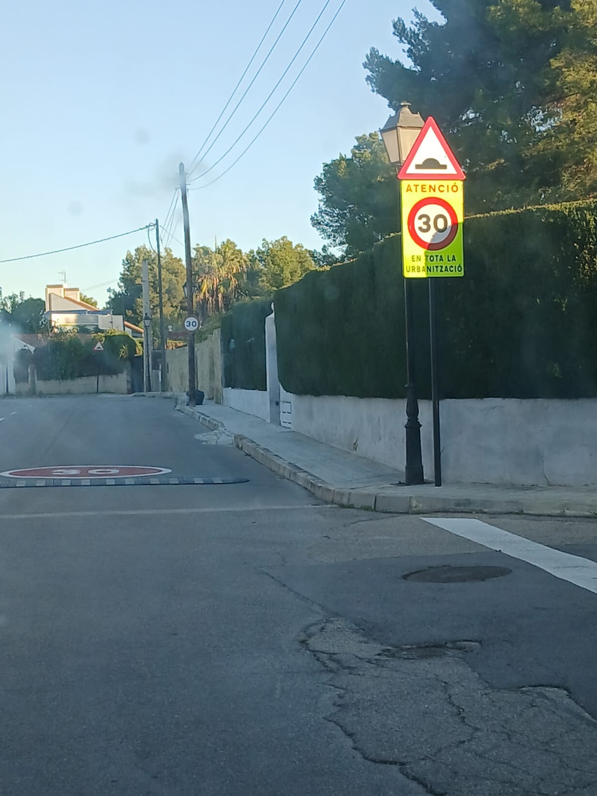 Colocaci&oacute;n&nbsp;de se&ntilde;ales de l&iacute;mite de velocidad en la urbanizaci&oacute;n&nbsp;Pedralvilla Olocau 3