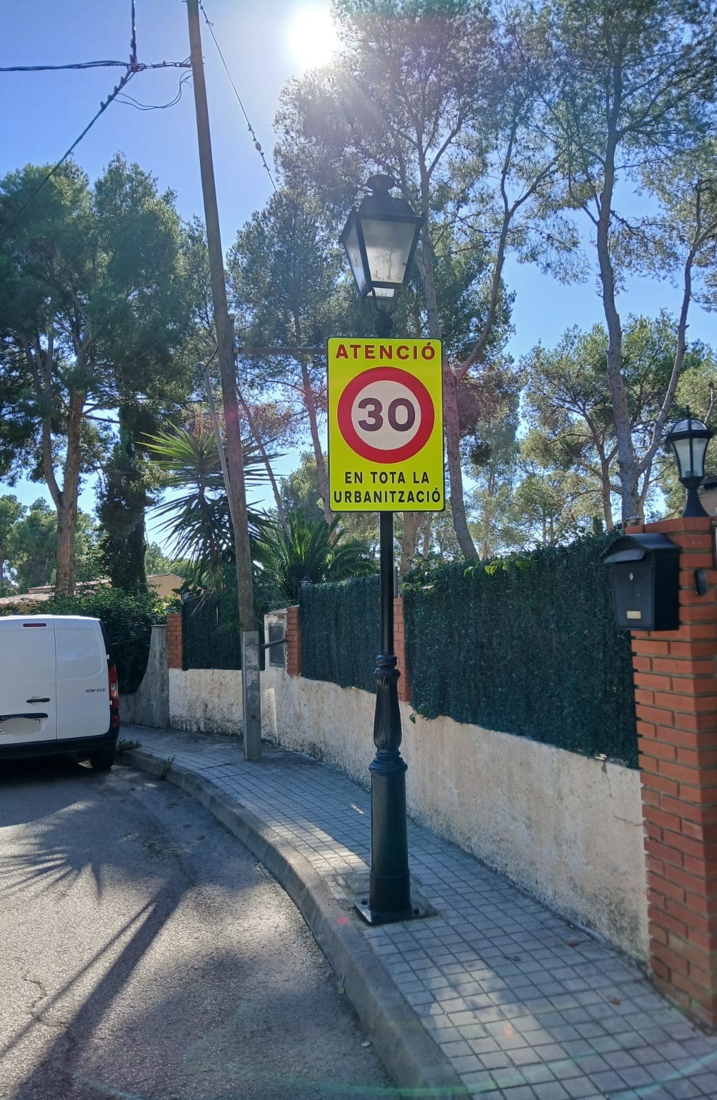 Colocaci&oacute;n&nbsp;de se&ntilde;ales de l&iacute;mite de velocidad en la urbanizaci&oacute;n&nbsp;Pedralvilla Olocau 1