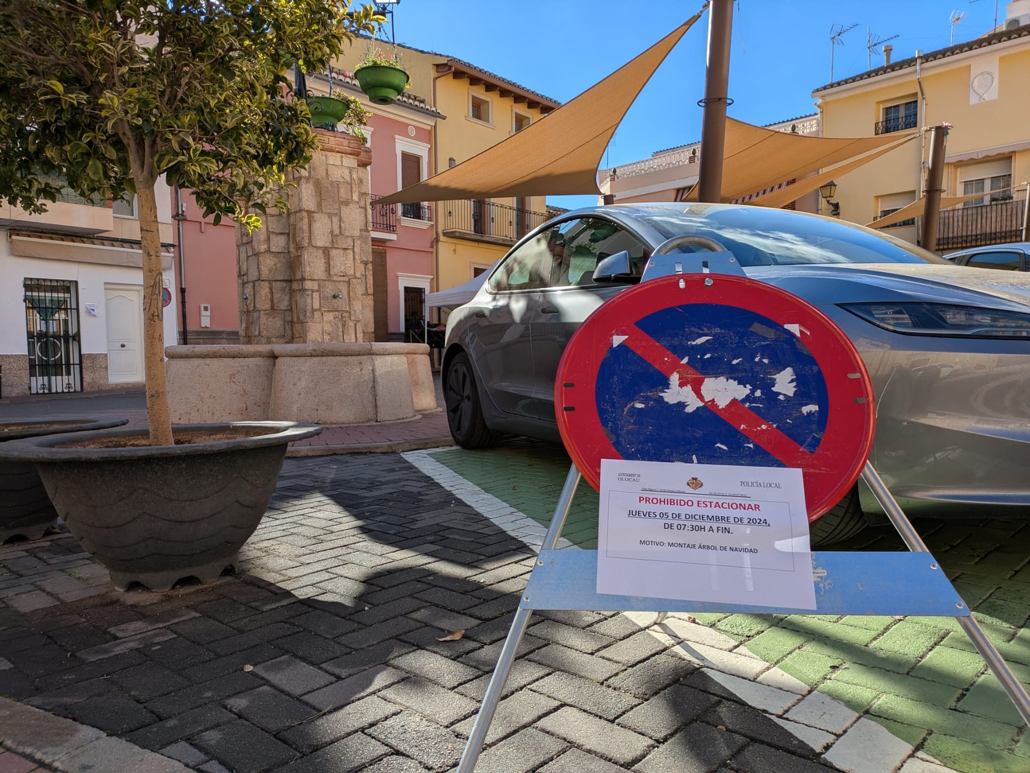 Prohibici&oacute;n estacionar montaje &Aacute;rbol Deseos Olocau