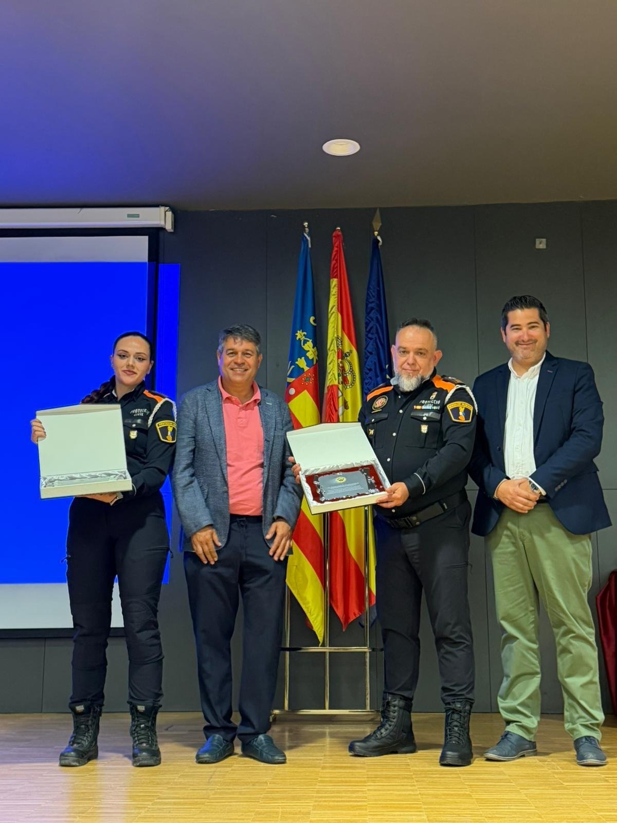 Protecció Civil d'Olocau rep una condecoració honorífica en la festivitat de la Policia Local de Llíria
