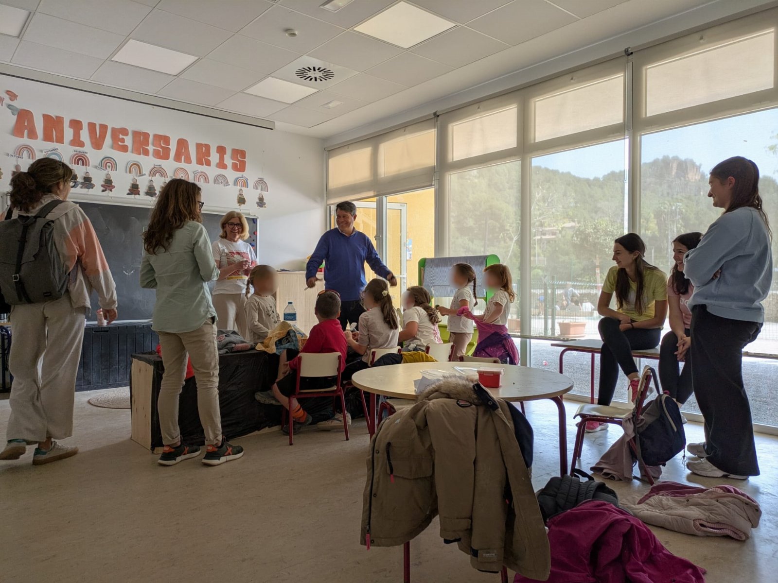 Visita d'Antonio Ropero i Desa Vilaplana a l'Escola Municipal de Pasqua Olocau 2