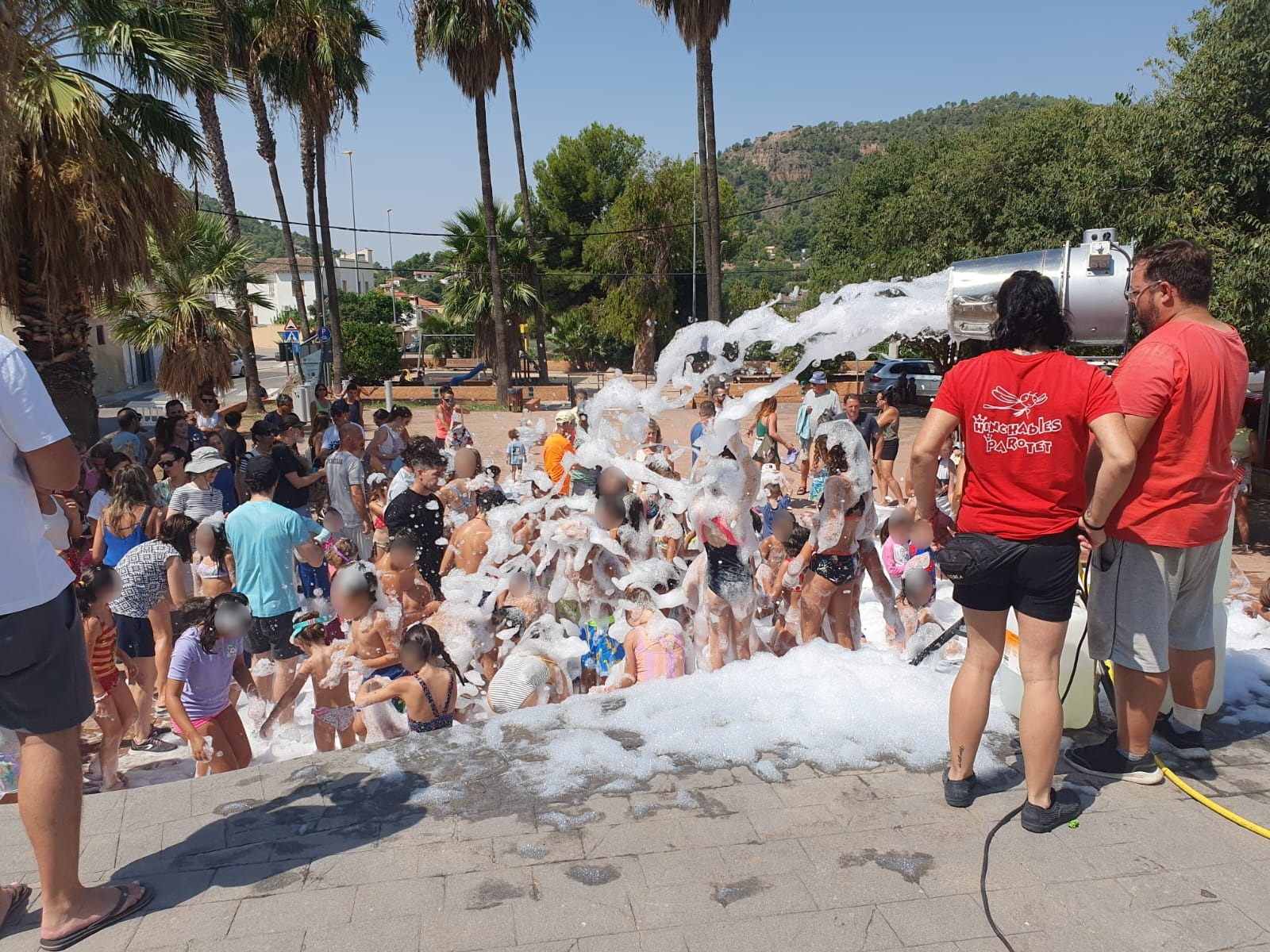 Parque infantil hinchable de agua y Fiesta de la espuma Olocau 2