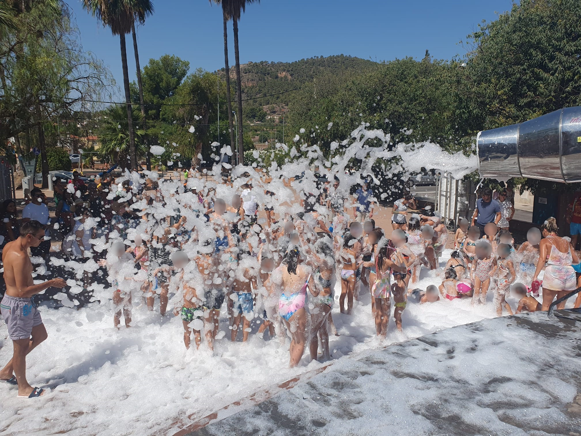 Parque infantil hinchable de agua y Fiesta de la espuma Olocau