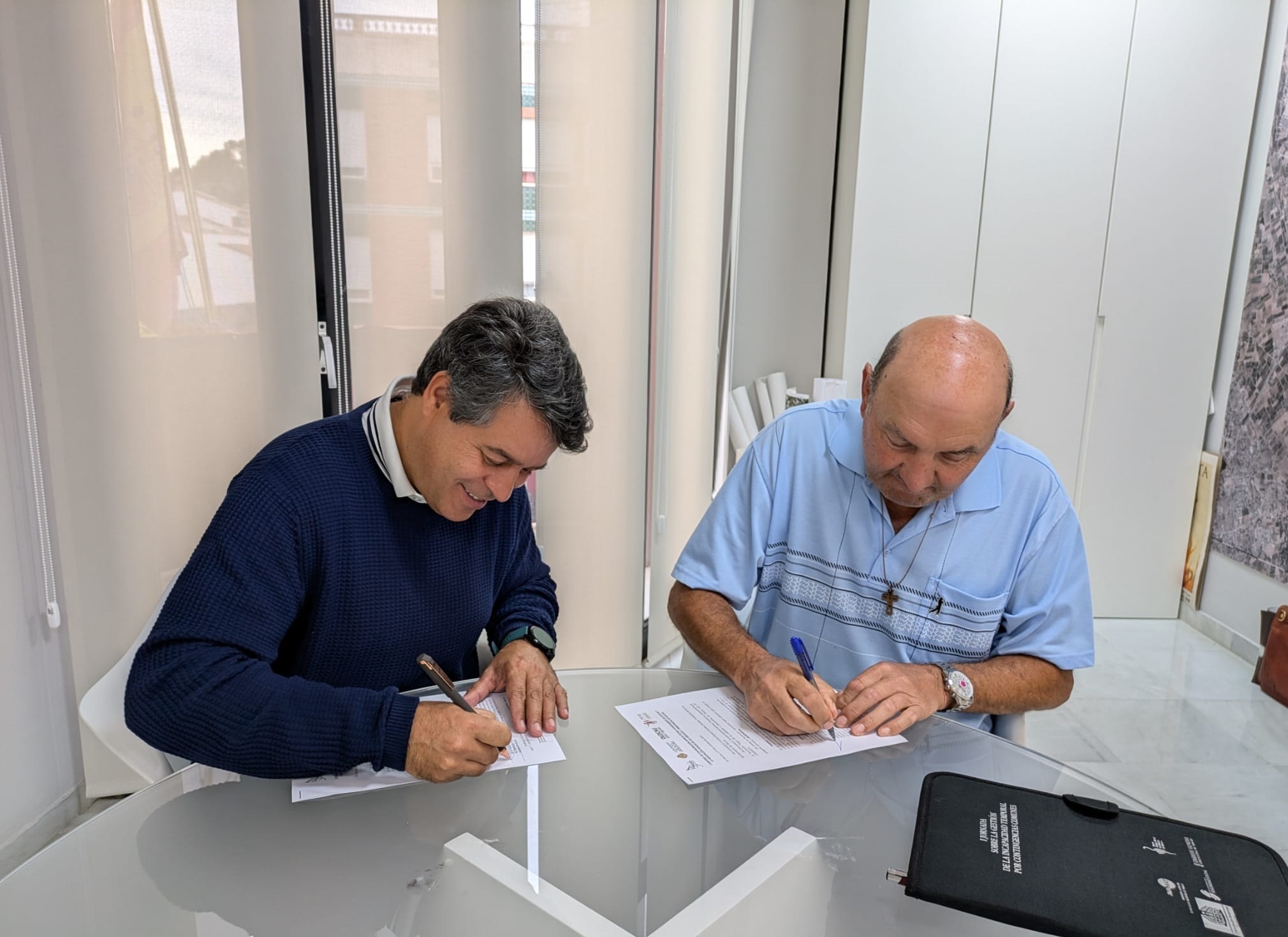 Foto firma convenio Asociaci&oacute;n Jubilados Olocau octubre 2024