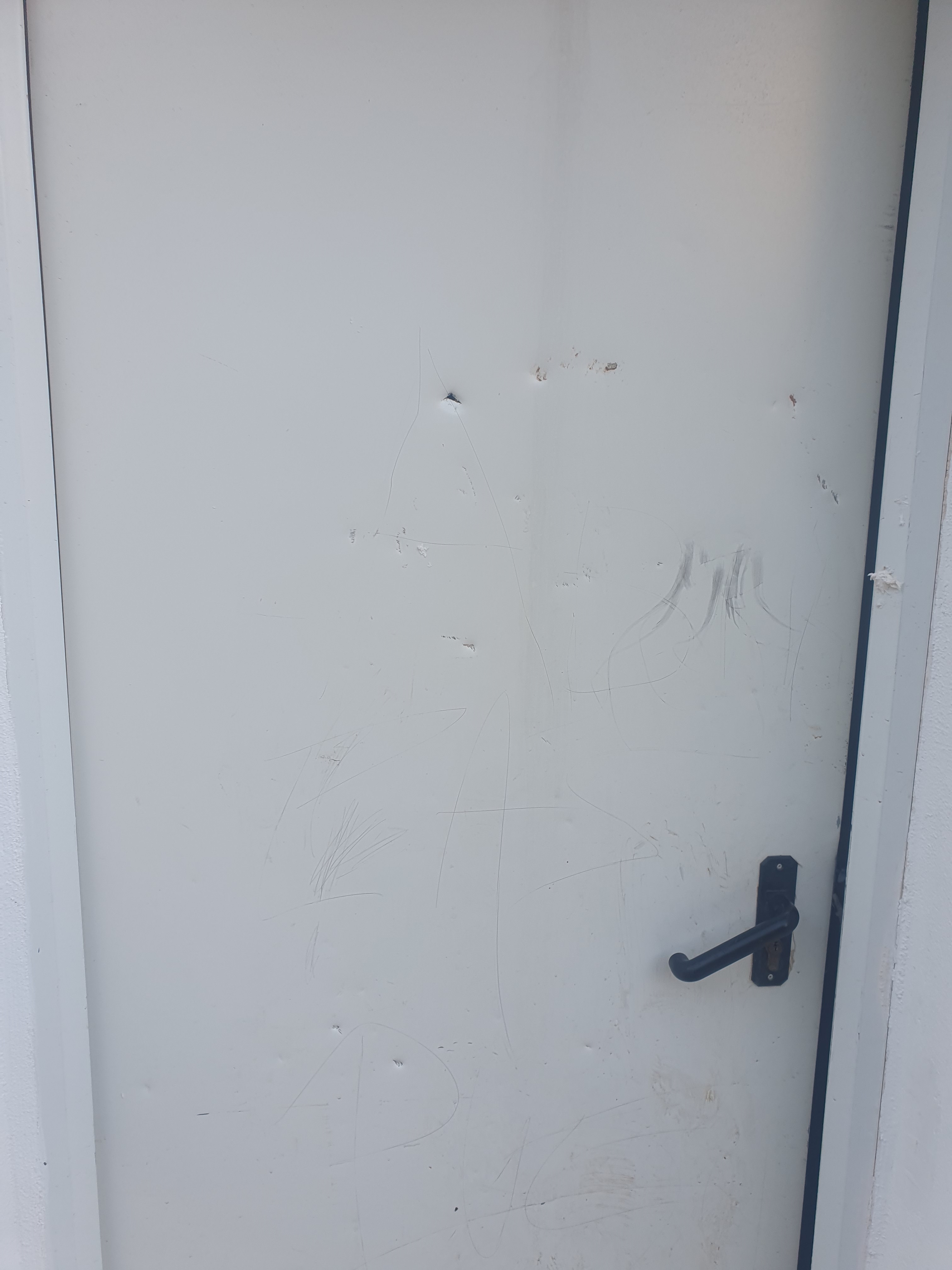 Actos vand&aacute;licos ba&ntilde;os Polideportivo Municipal octubre 2024 Olocau 1