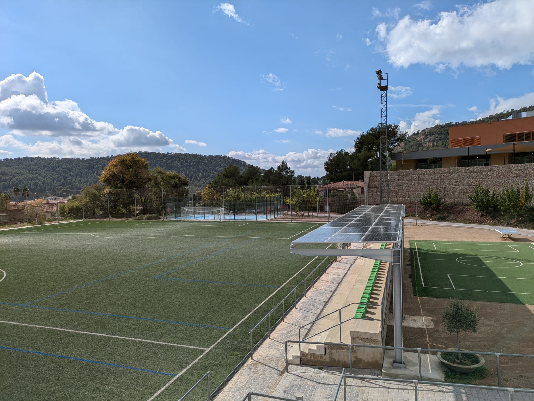 Grada campo de f&uacute;tbol Olocau 1