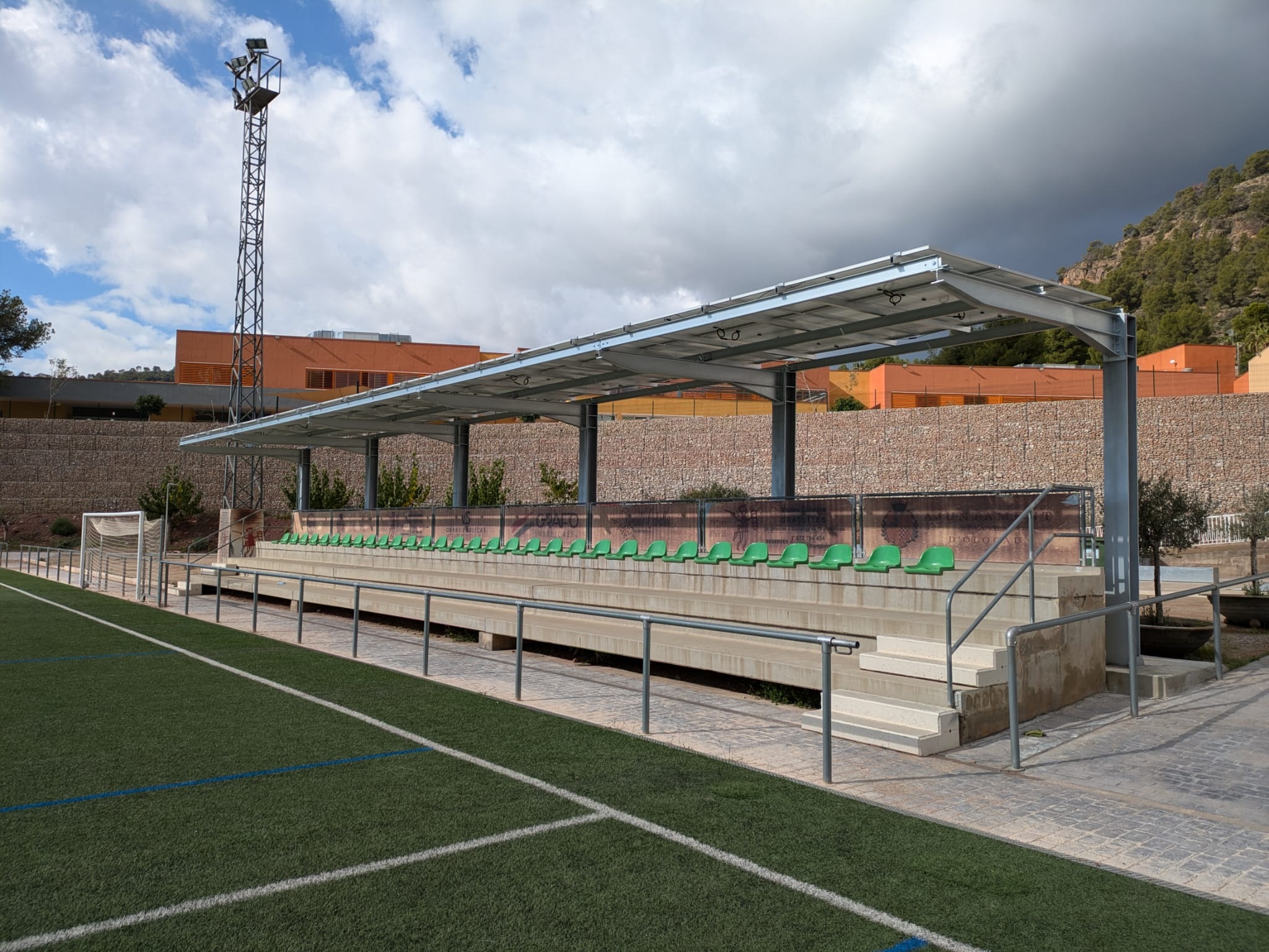 Grada campo de f&uacute;tbol Olocau 2