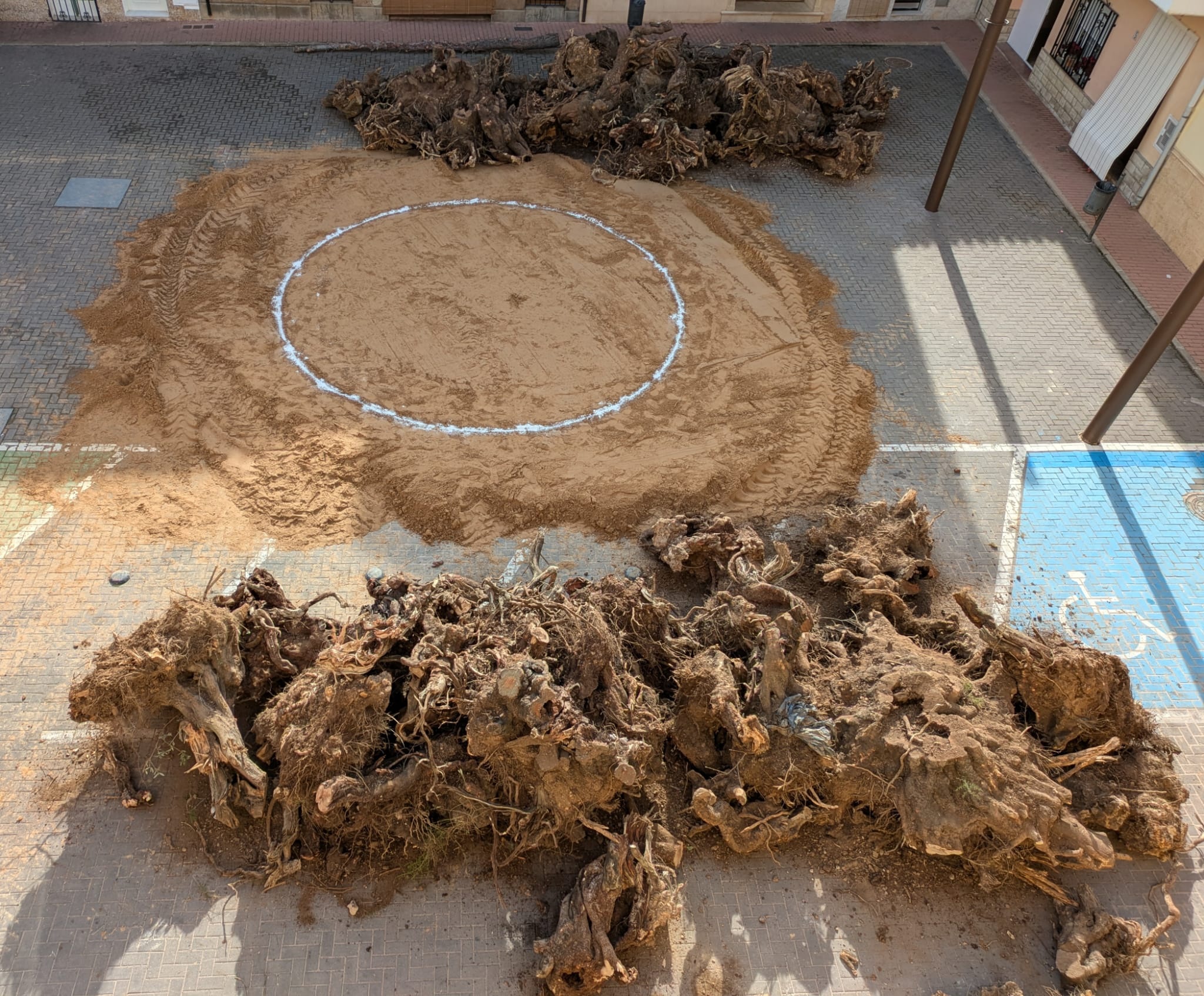 Inicio del montaje de la Hoguera de San Ant&oacute;n Olocau