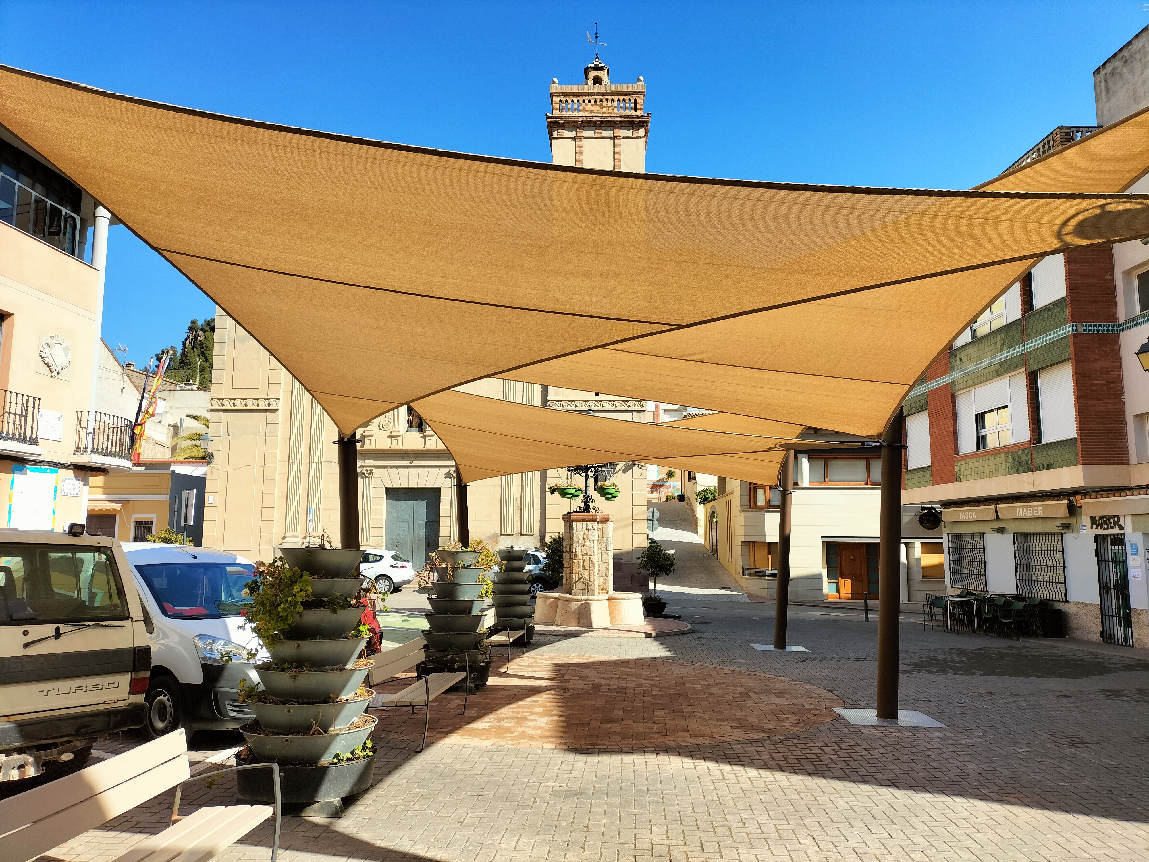 Instalación de toldos tipo Vela en la Plaza Mayor de Olocau