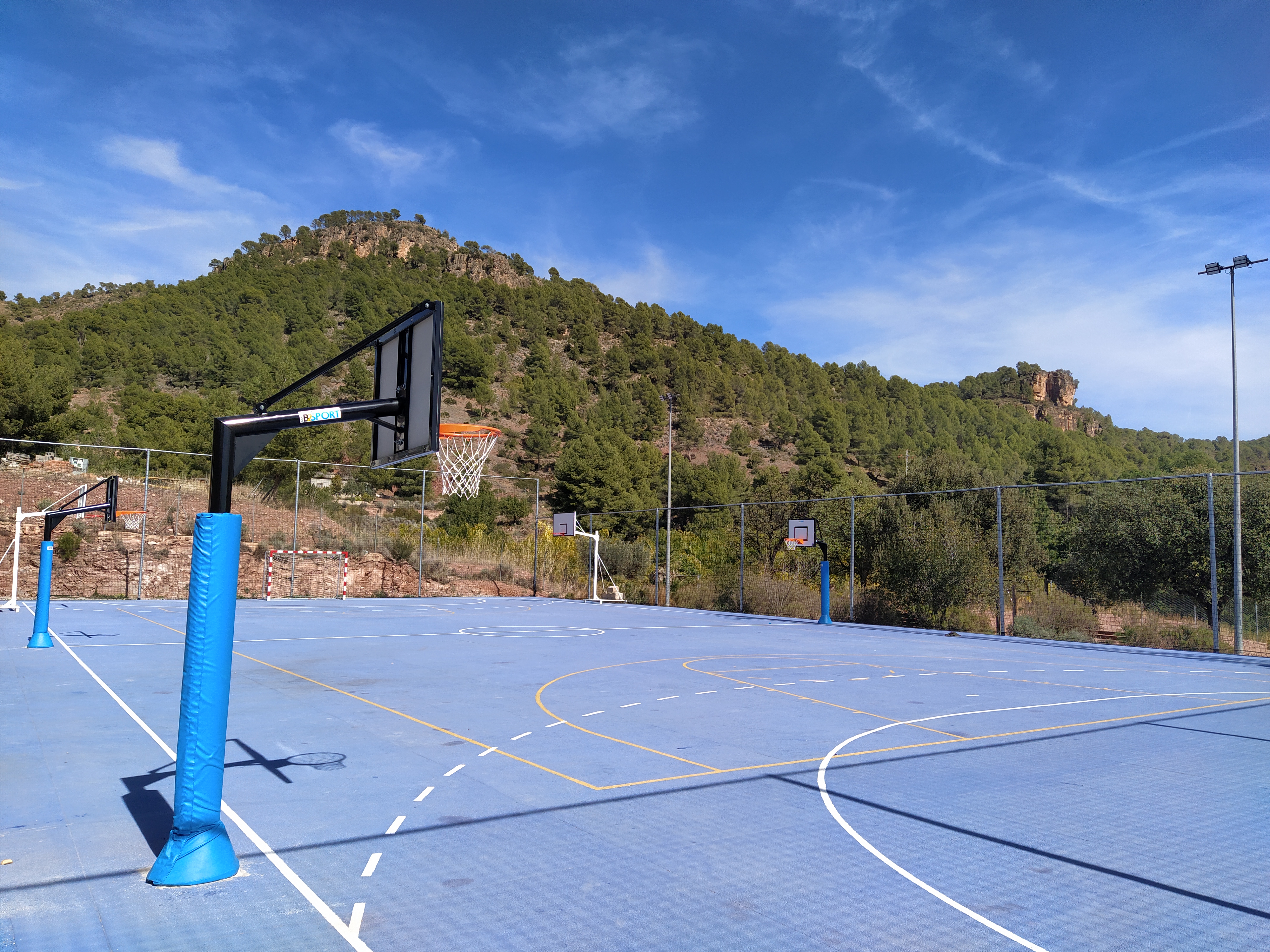 Foto pista baloncesto y futbito Polideportivo Municipal Olocau
