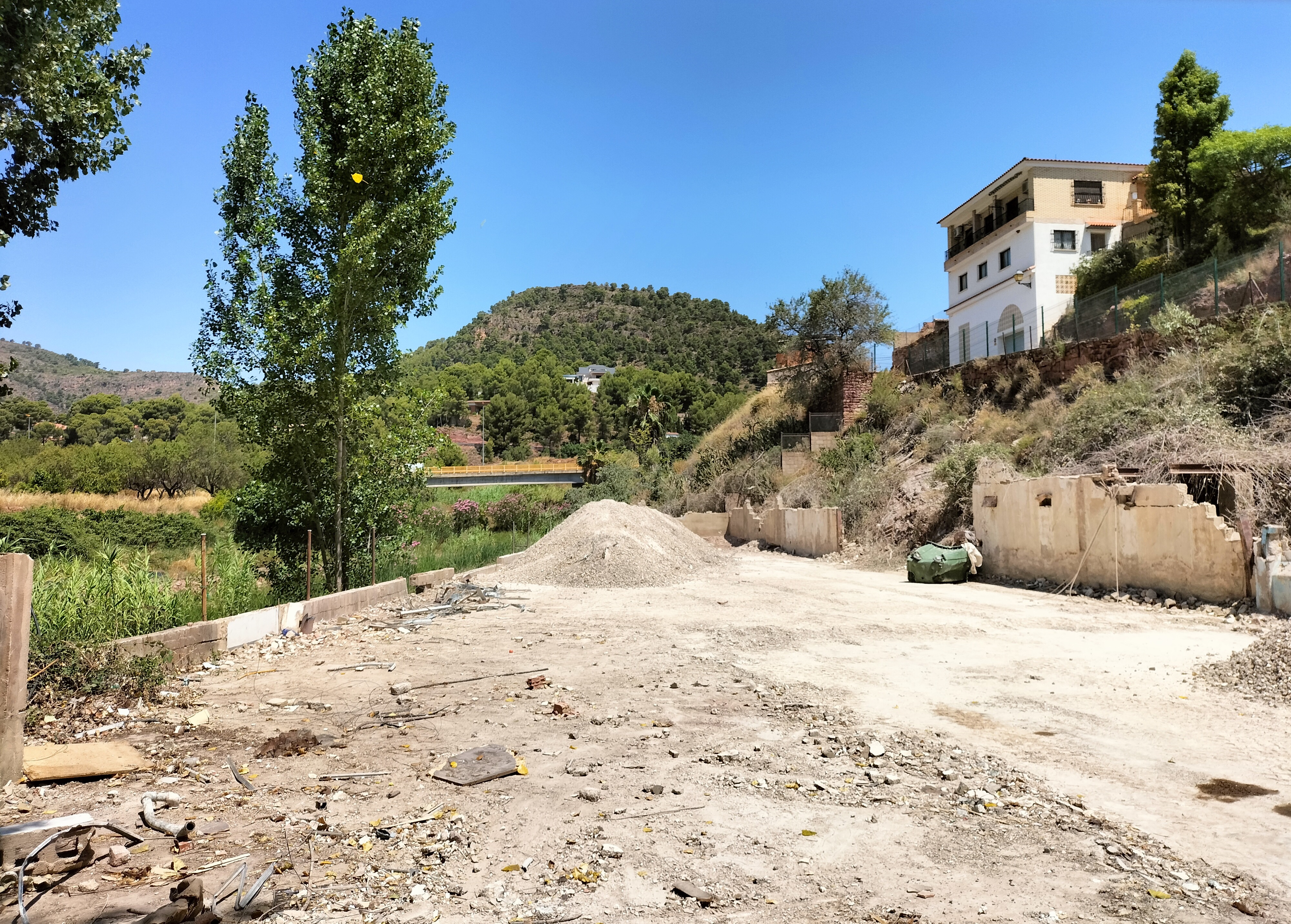 Foto obras parquin granja Olocau