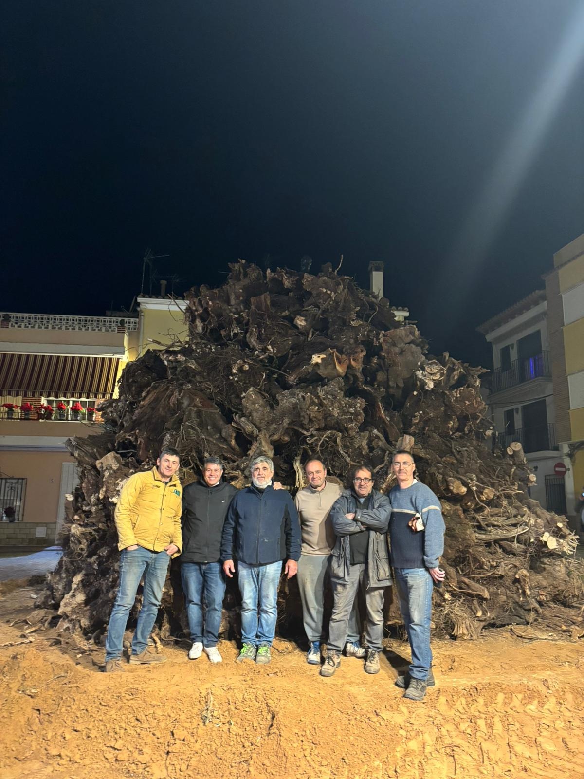 Finalizaci&oacute;n del montaje de la Hoguera de San Ant&oacute;n Olocau 1