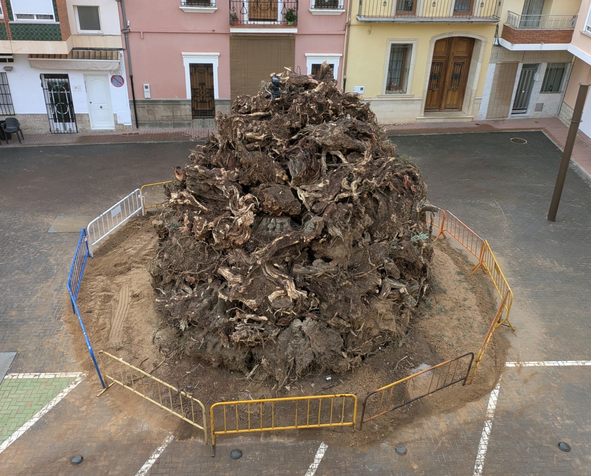 Finalizaci&oacute;n del montaje de la Hoguera de San Ant&oacute;n Olocau 2
