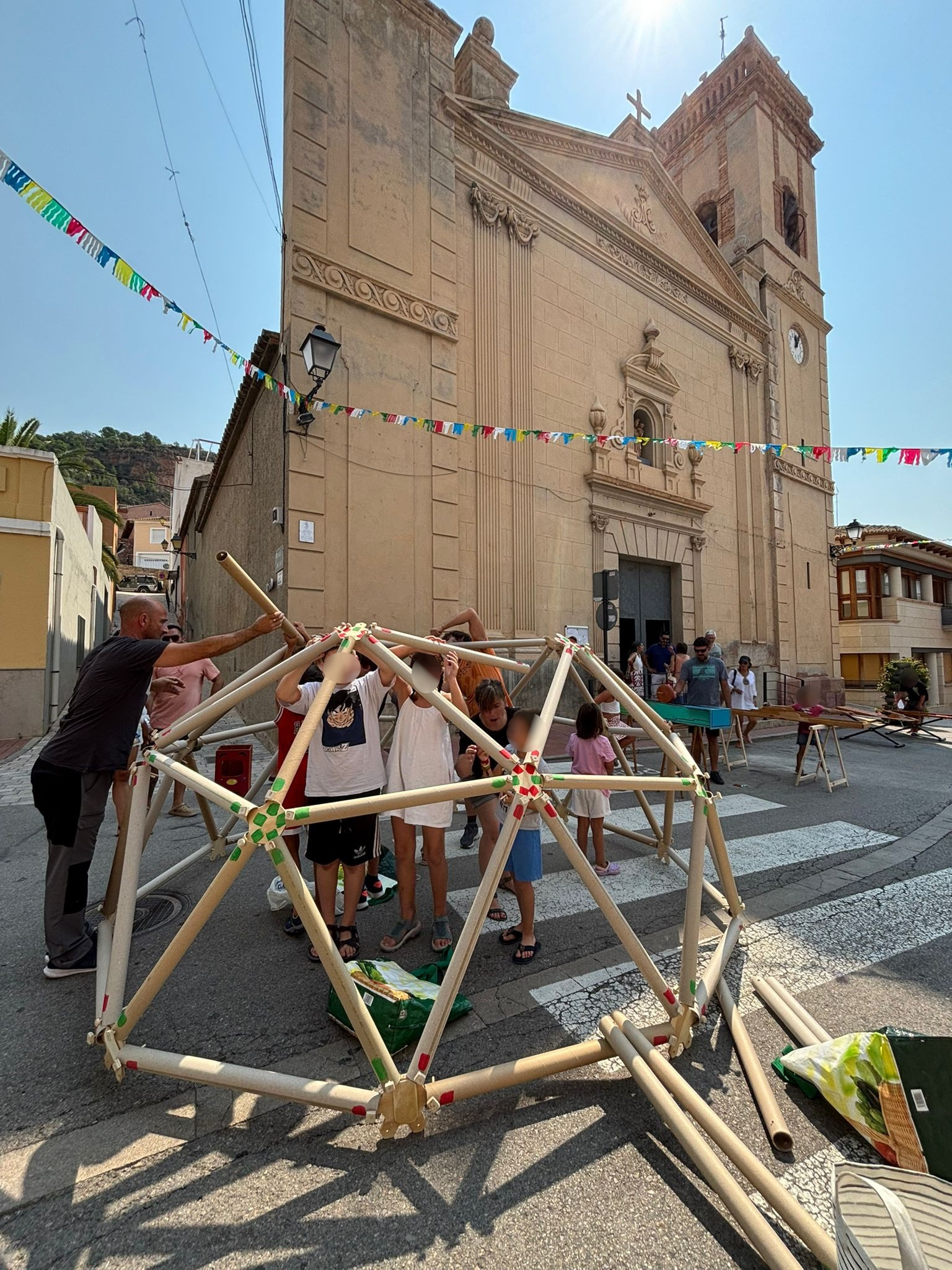 Ludoteca de juegos en la calle y el taller infantil de construcci&oacute;n Olocau 1
