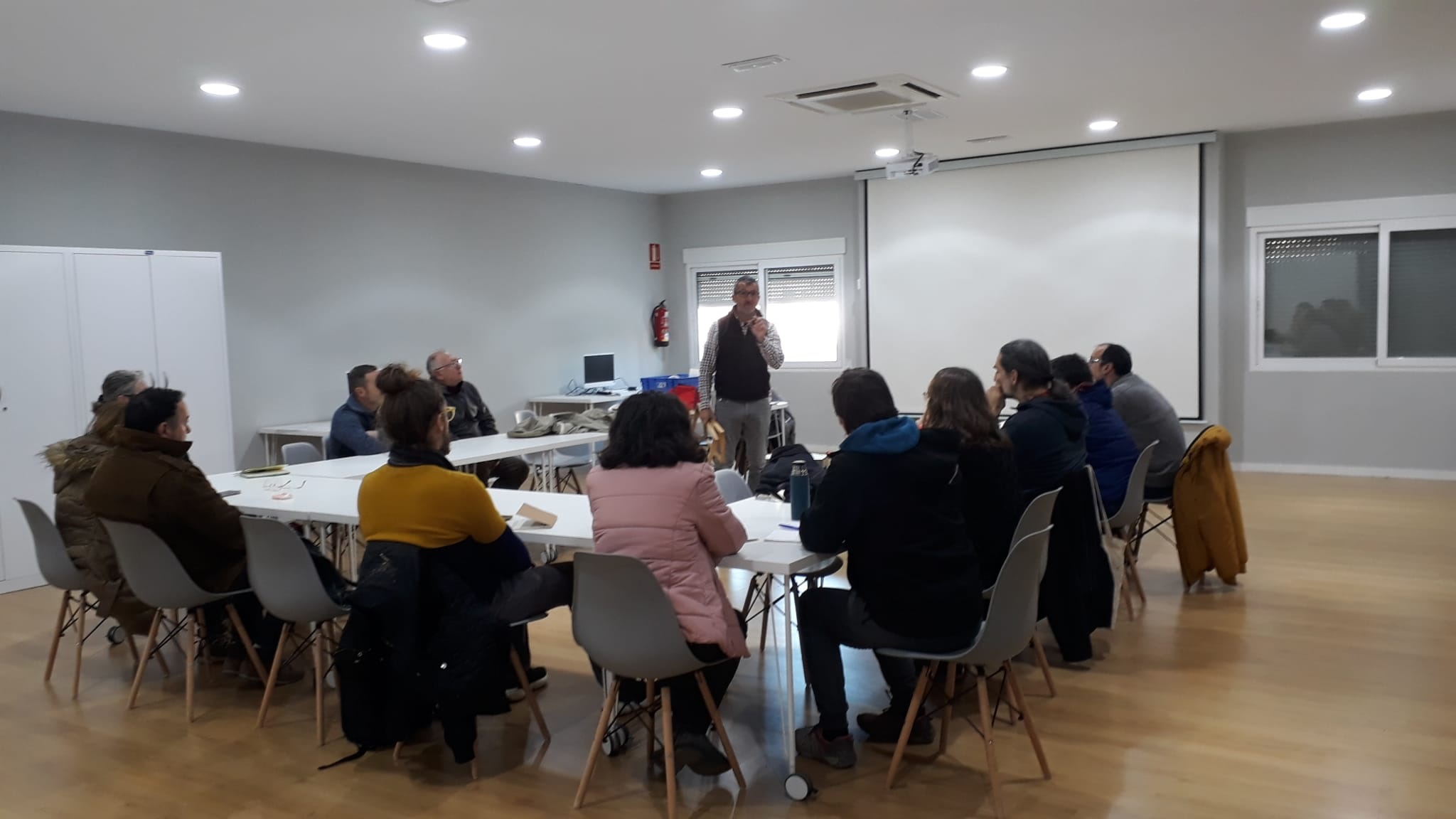 Sesión presencial curso apicultura ecológica Olocau