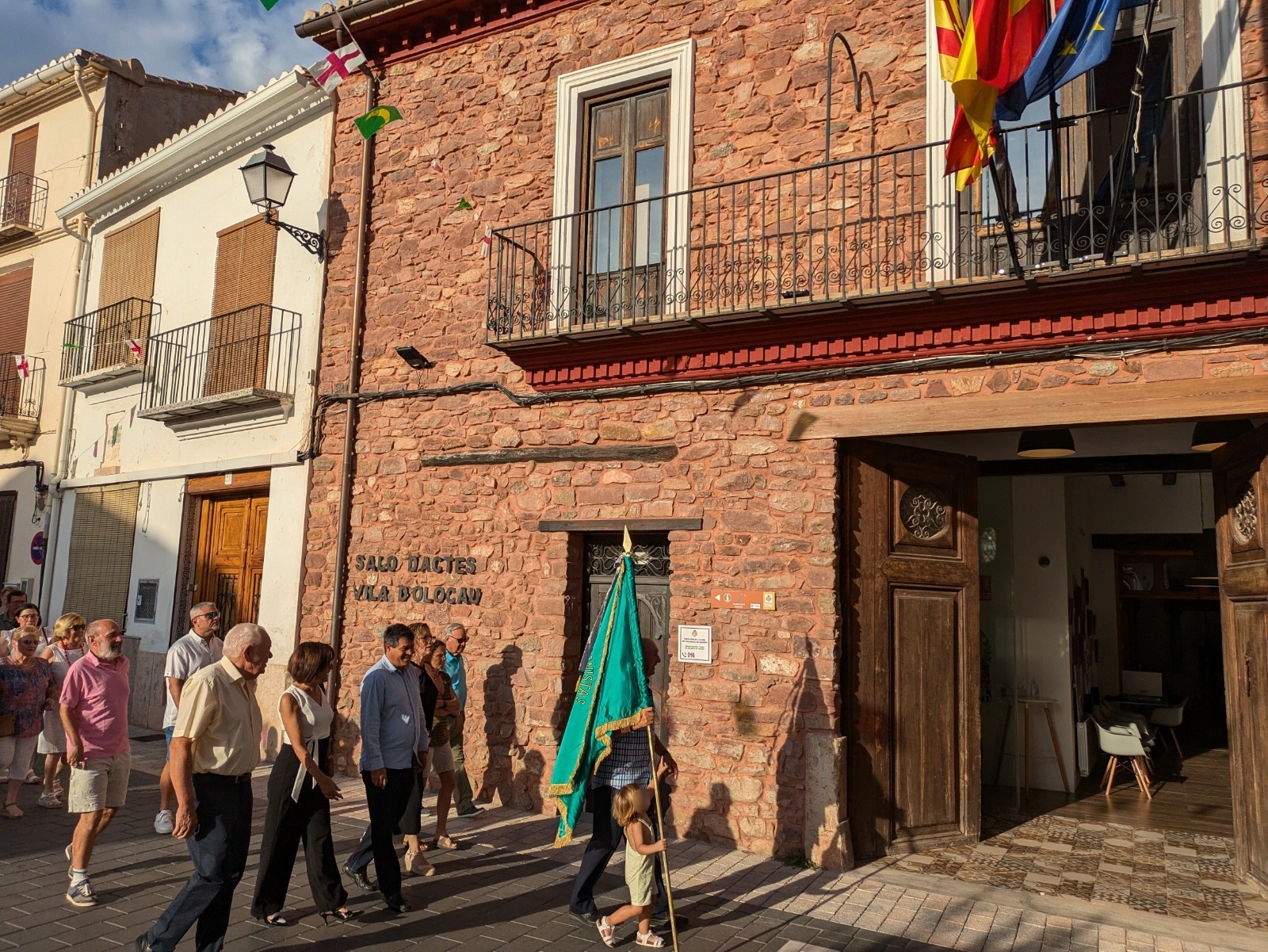 Traslado bandera Asociación Jubilados Olocau 2