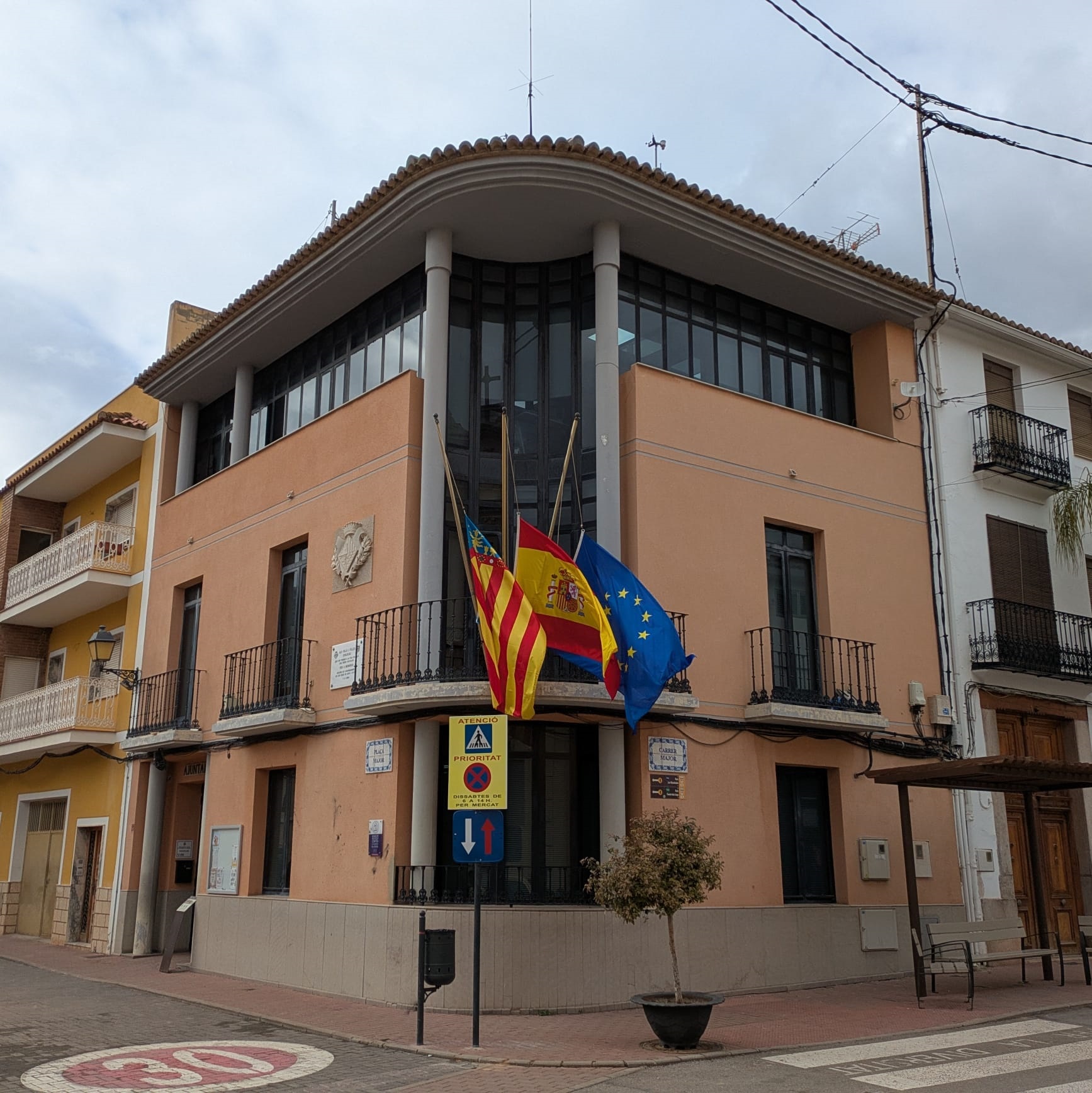 Banderas media asta Ayuntamiento Olocau