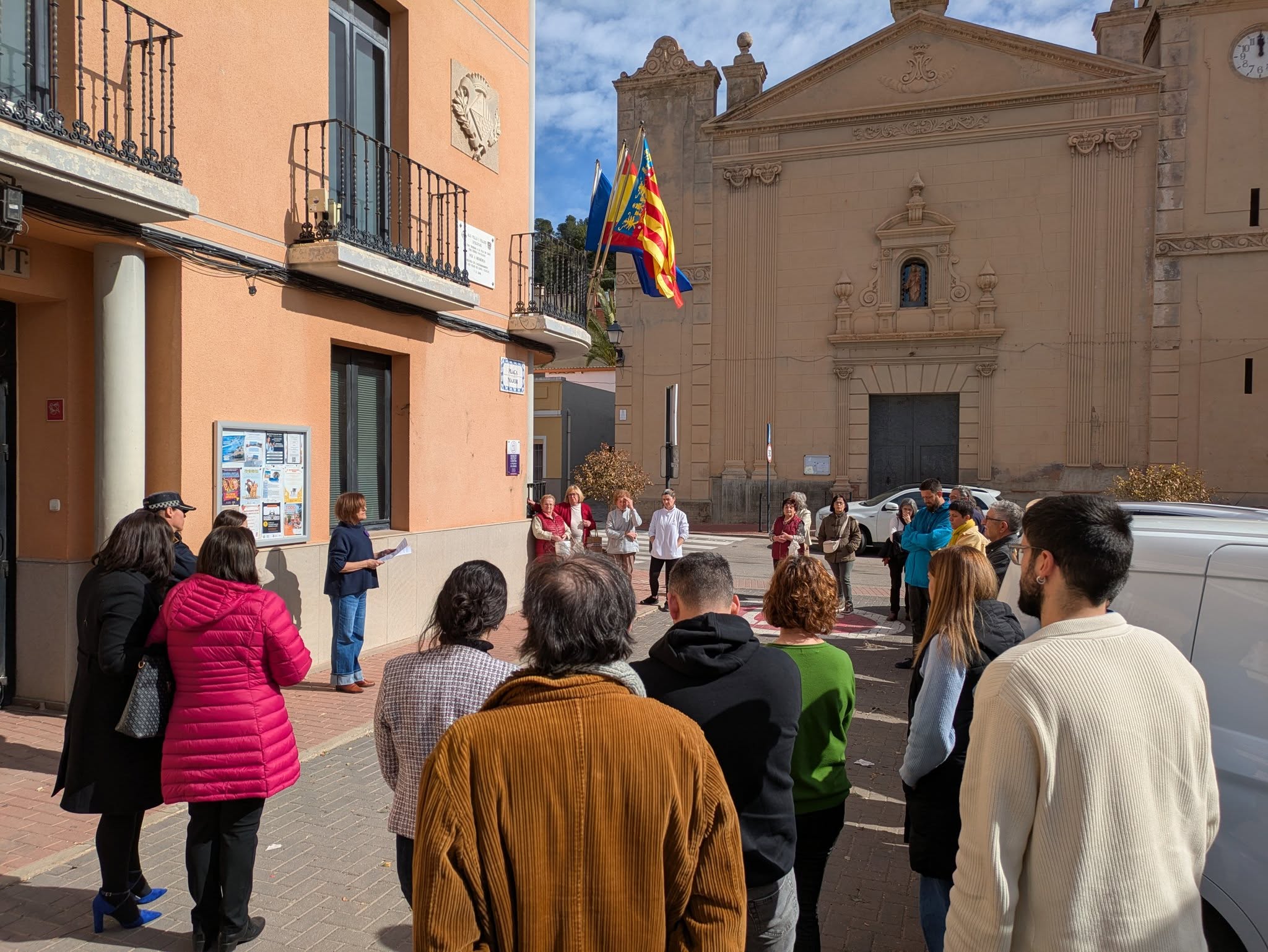 Olocau guarda un sentido minuto de silencio contra la violencia de g&eacute;nero 2