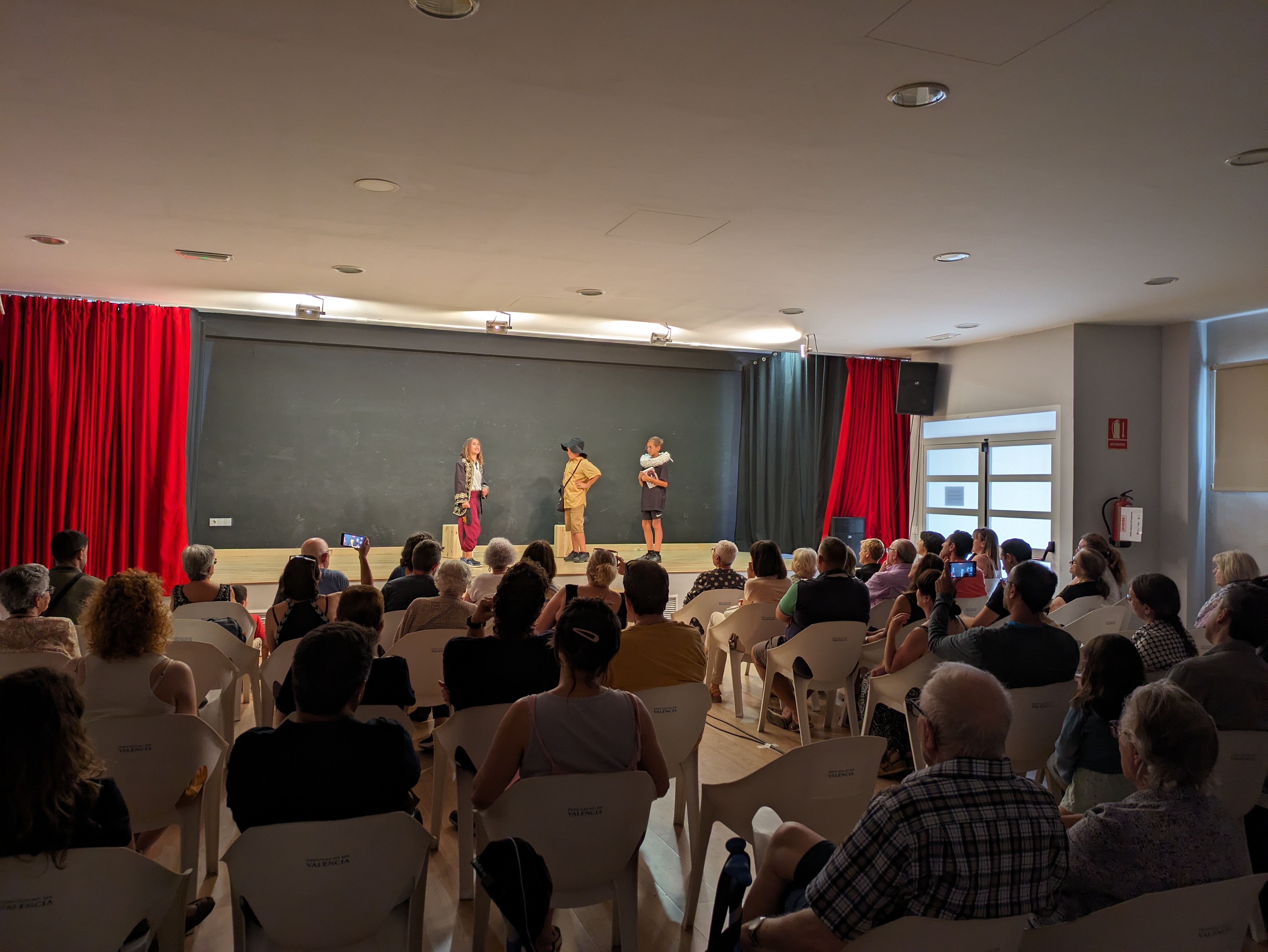 Muestra de final de curso del Taller de Teatro Infantil del CRA Alt Carraixet - Col&middot;legi Mestre Ferran Zurriaga 2024 Olocau - 1