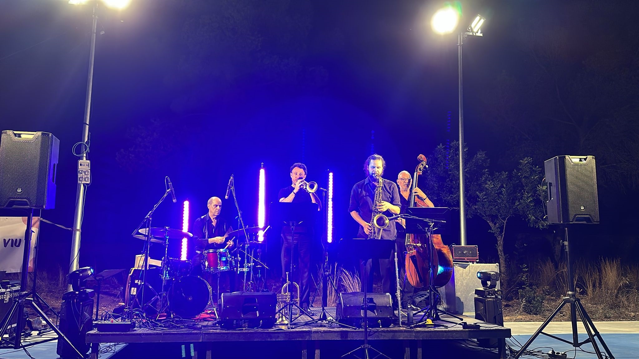 Concierto Sir Charles + 3 De aqu&iacute; Olocau