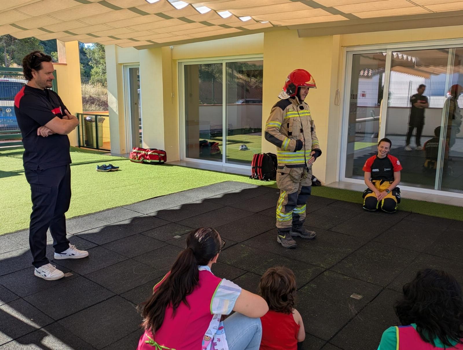 Visita de l'ONG Bombers pel M&oacute;n a l'Escola Infantil Municipal Olocau 2