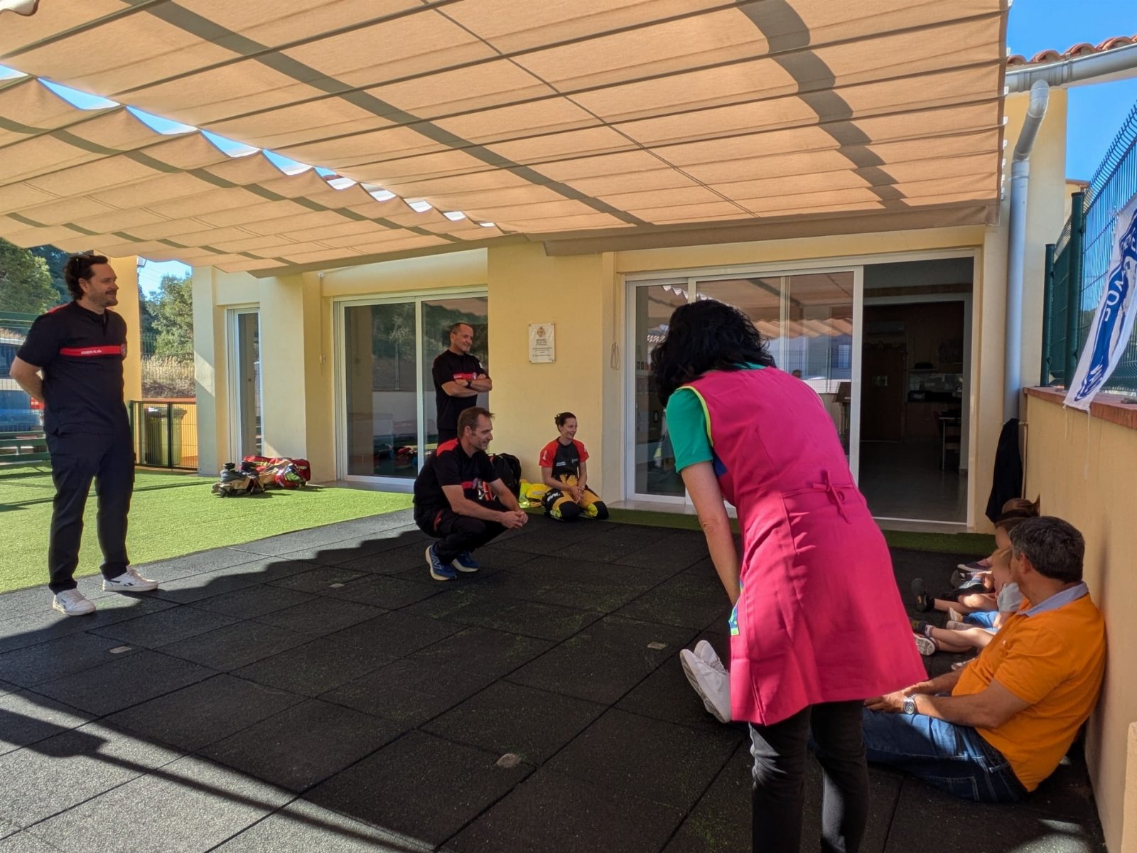 Visita de l'ONG Bombers pel M&oacute;n a l'Escola Infantil Municipal Olocau 1