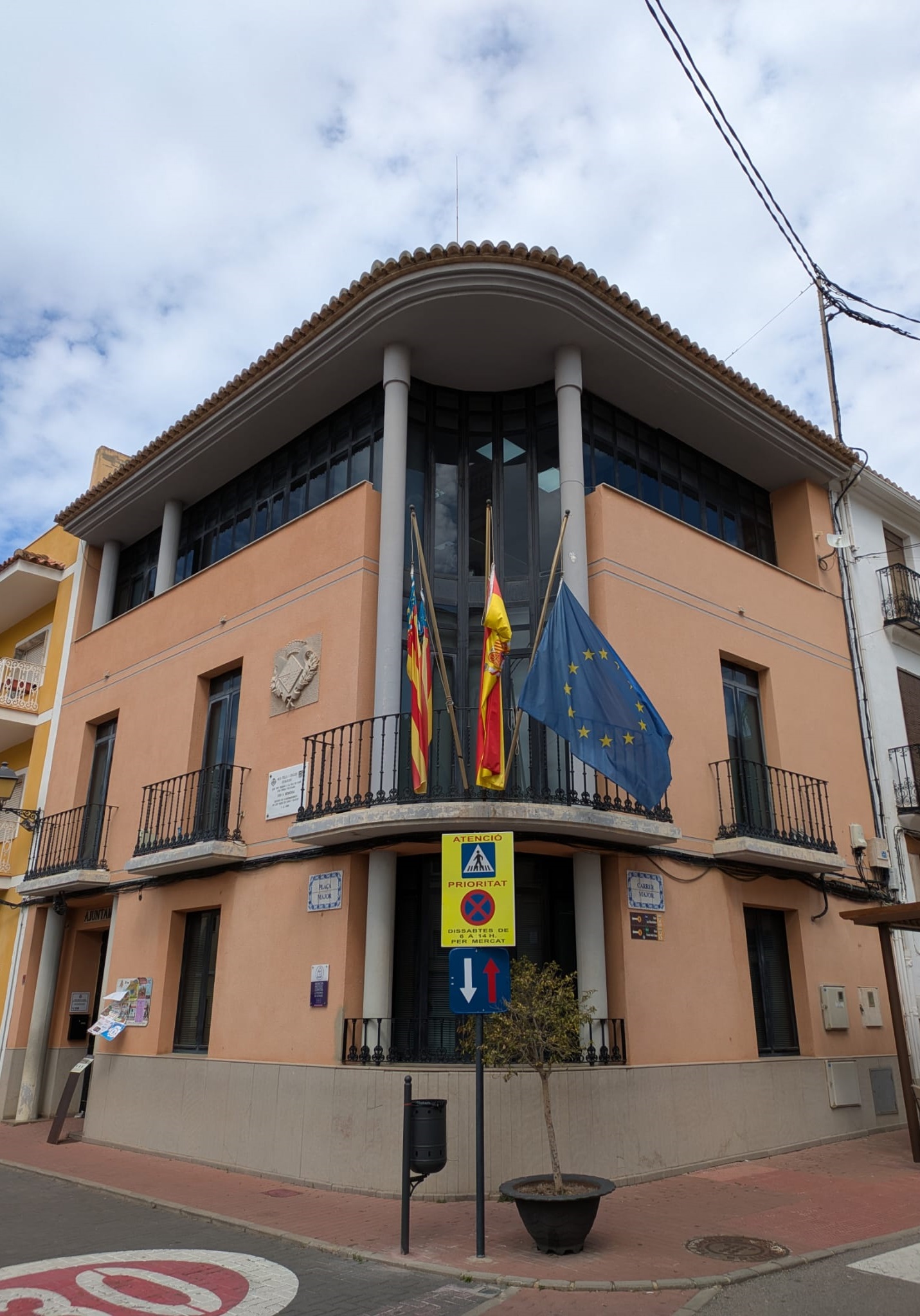 Ayuntamiento Olocau banderas media asta luto papa Francisco