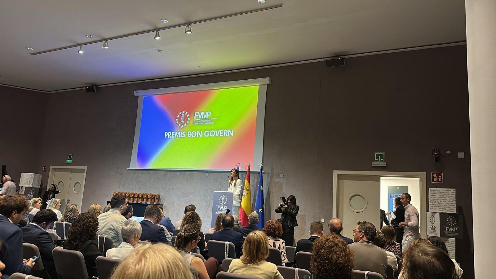 Assistència d'Antonio Ropero i Desa Vilaplana a l'acte d’entrega dels Premis Bon Govern FVMP 2024 i 2025 2