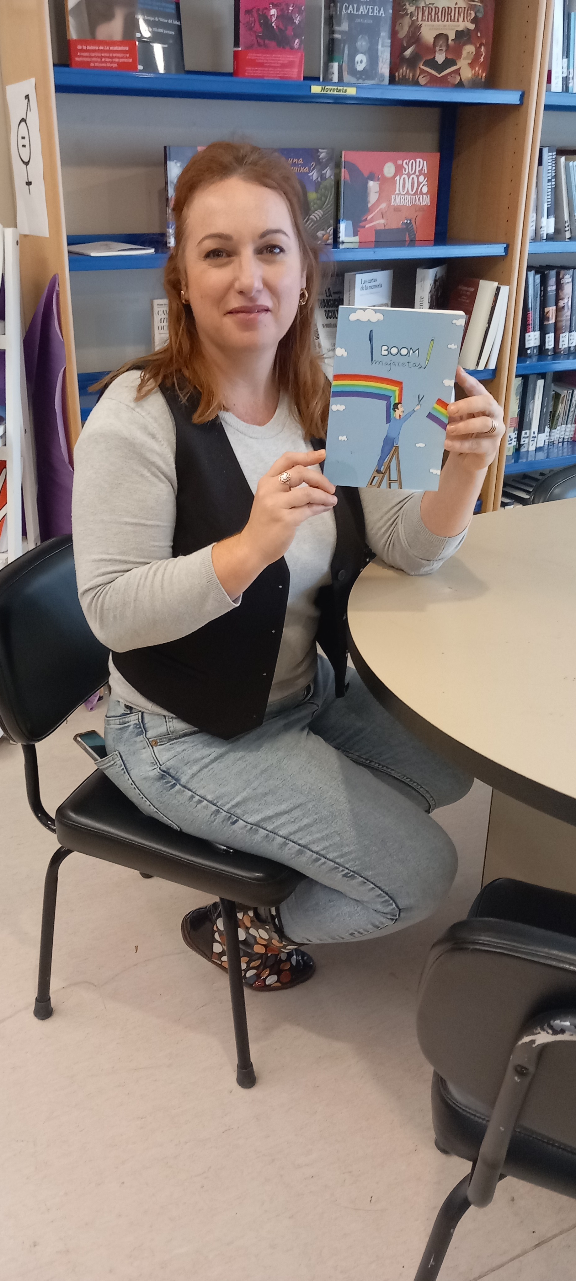 Donaci&oacute;n libro Marta Sime&oacute;n Biblioteca Municipal Olocau 1