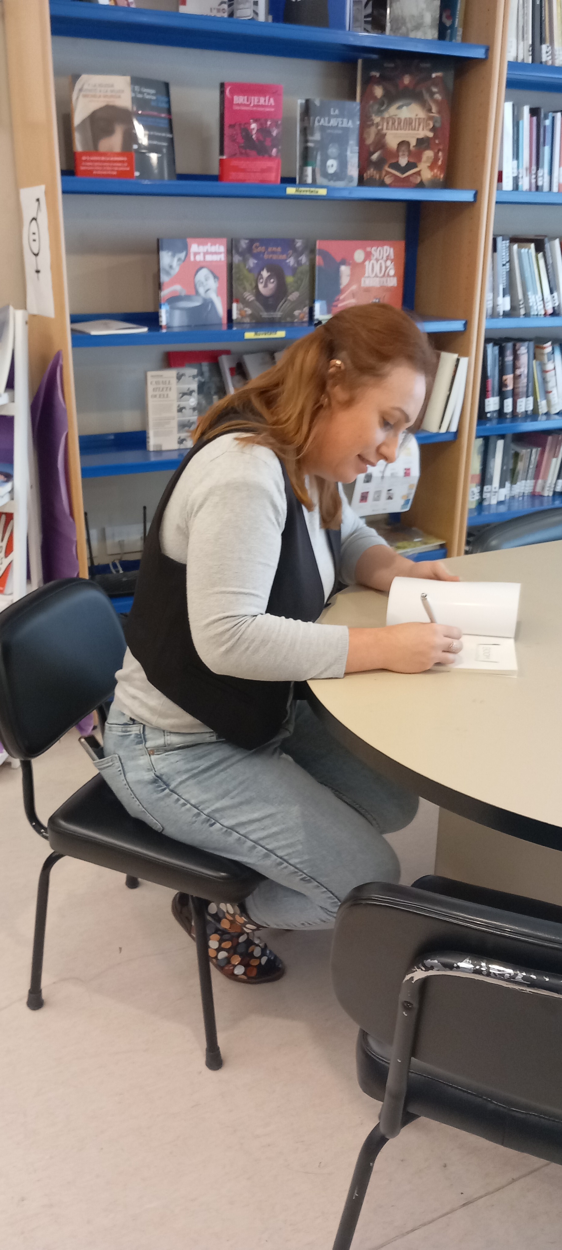 Donaci&oacute;n libro Marta Sime&oacute;n Biblioteca Municipal Olocau 2