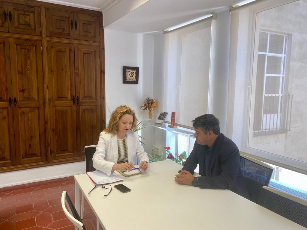 Reuni&oacute;n Alcalde de Olocau Antonio Ropero con la diputada Pilar Sarri&oacute;n