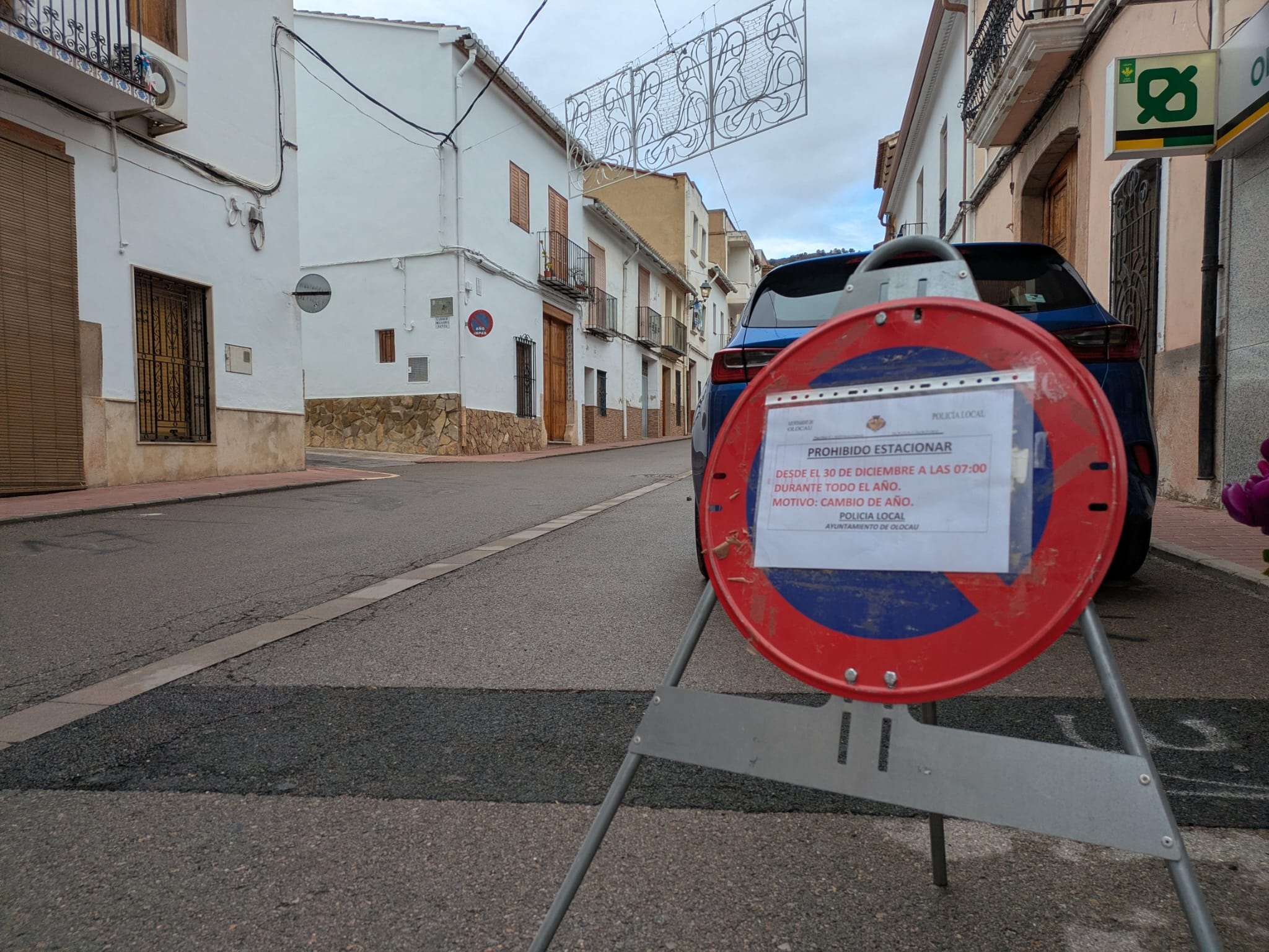 Aviso sobre el estacionamiento de vehículos en la calle Mayor Olocau