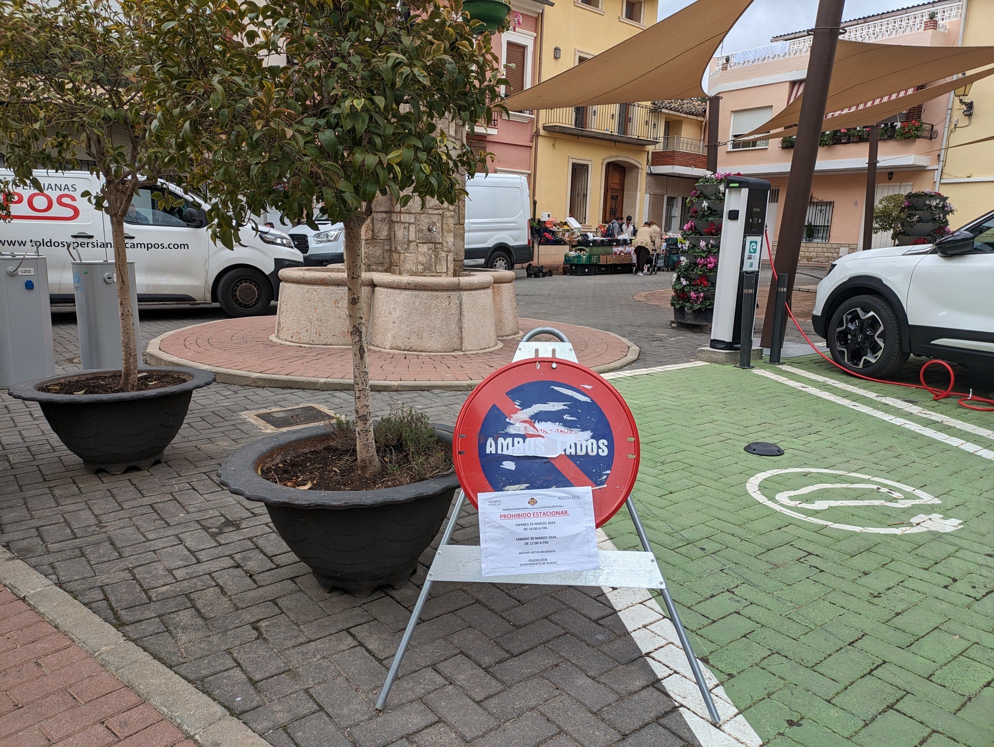 Foto se&ntilde;al prohibici&oacute;n aparcar actos Semana Santa Olocau