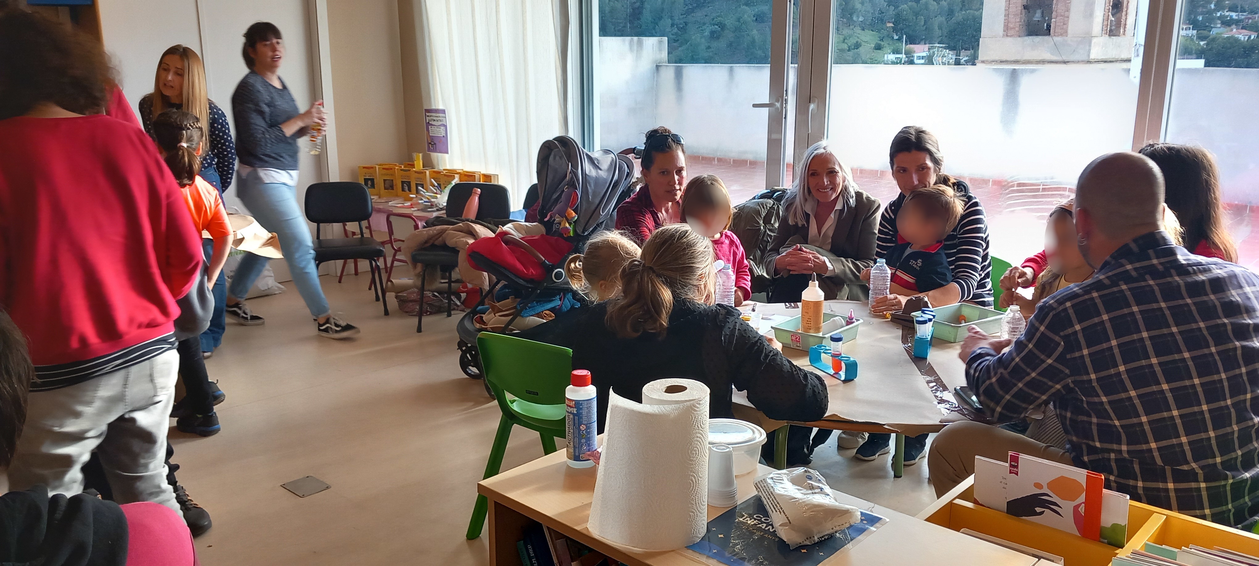 Taller El laboratori de ciències de Marie Curie Biblioteca Olocau 1