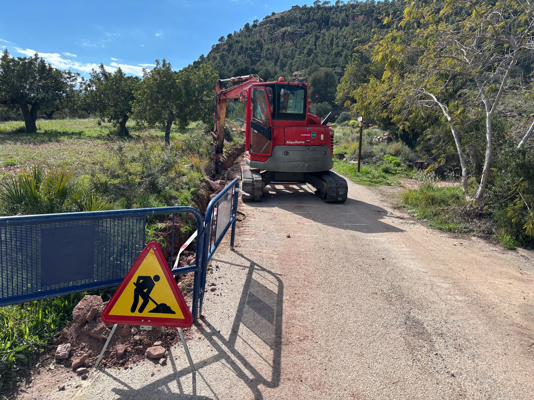 Obras renovaci&oacute;n red agua potable Camino de la Cargadora Olocau