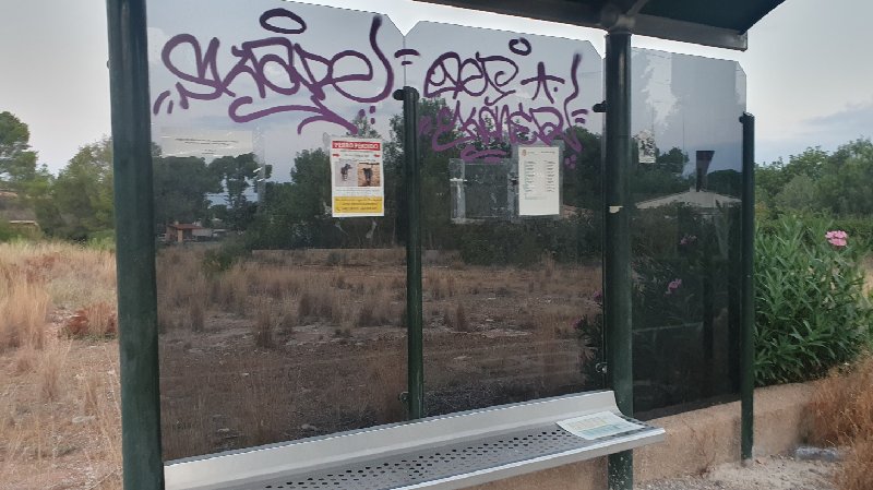 Incidencia pintada parada autobús Pedralvilla Olocau