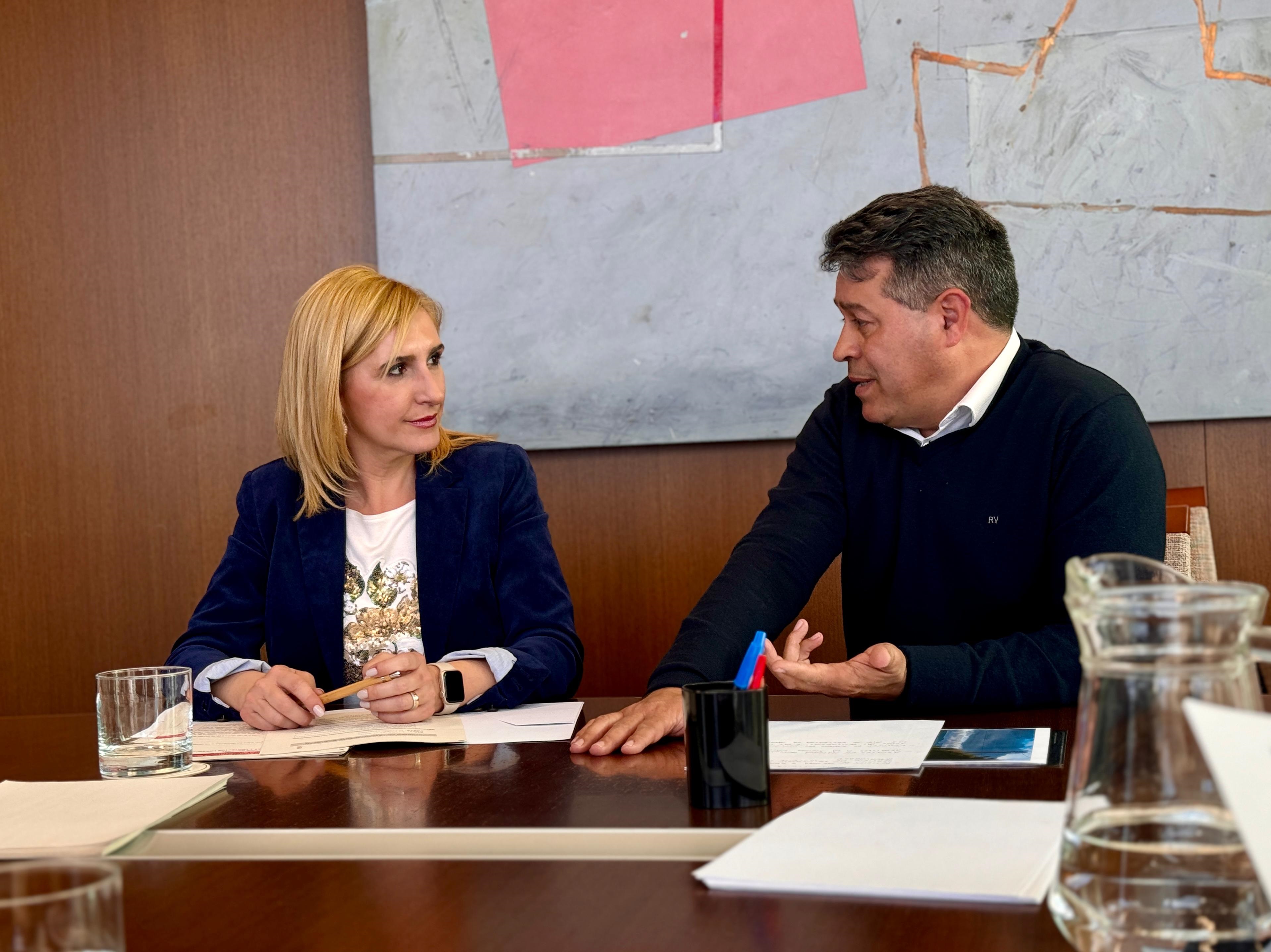 Reunión alcalde Olocau con consellera Salomé Pradas