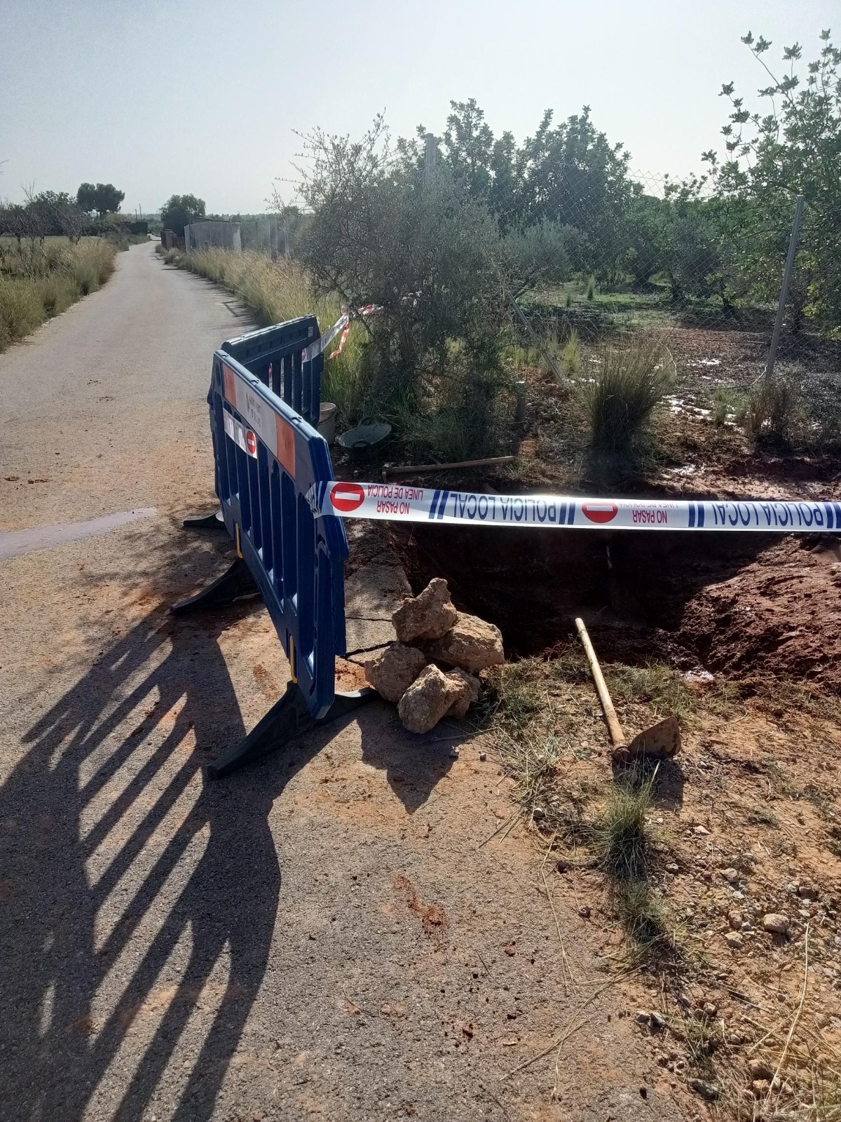Avería de agua en el camino asfaltado de Coveta del Pla