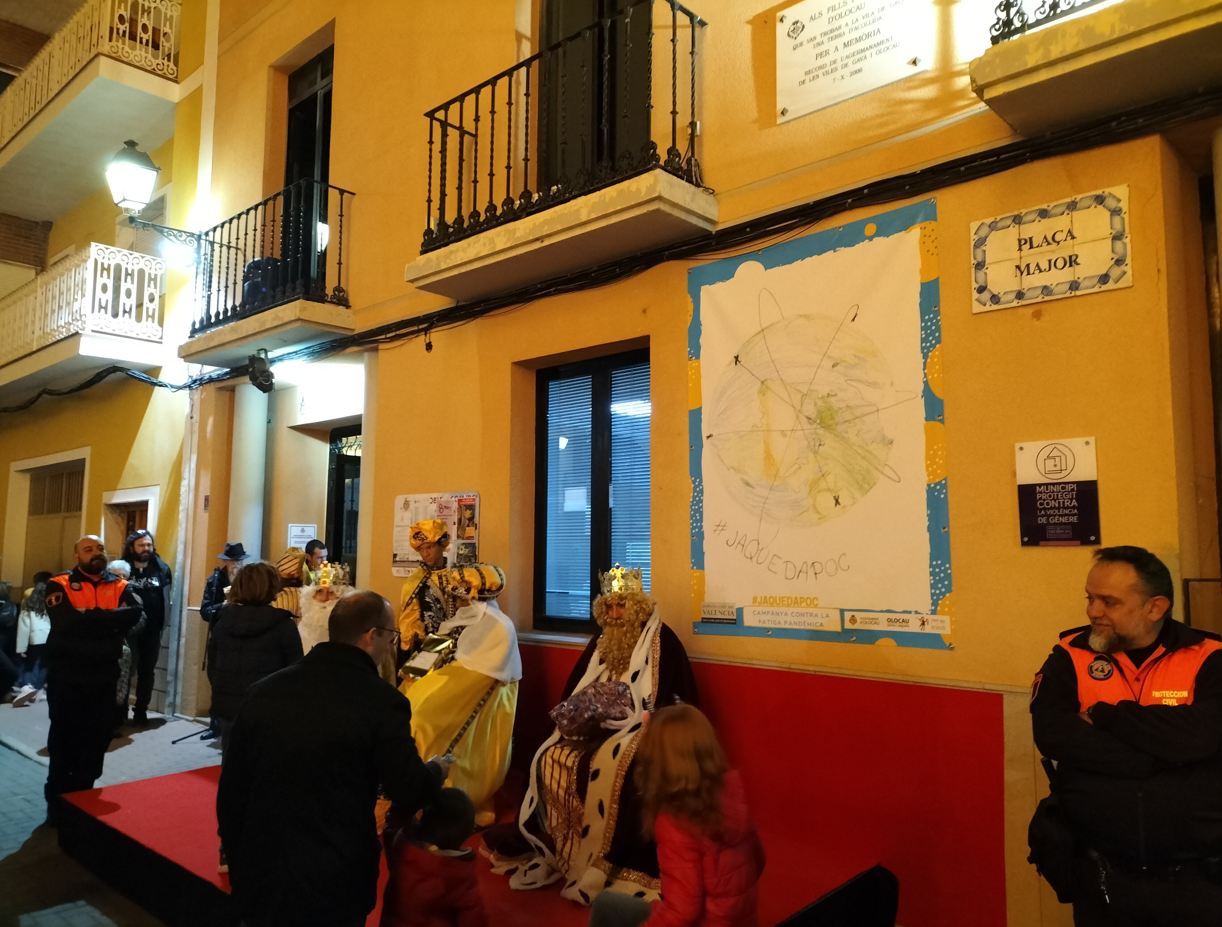 Foto entrega regalos Reyes Magos Olocau