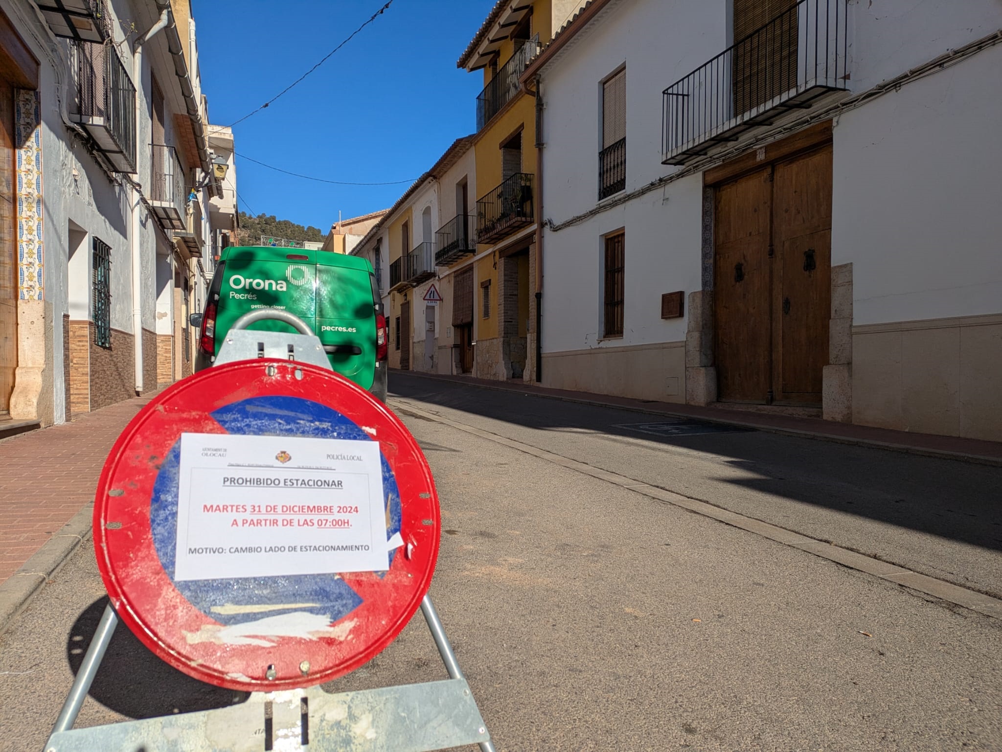 Foto cambio estacionamiento coches calle Mayor Olocau