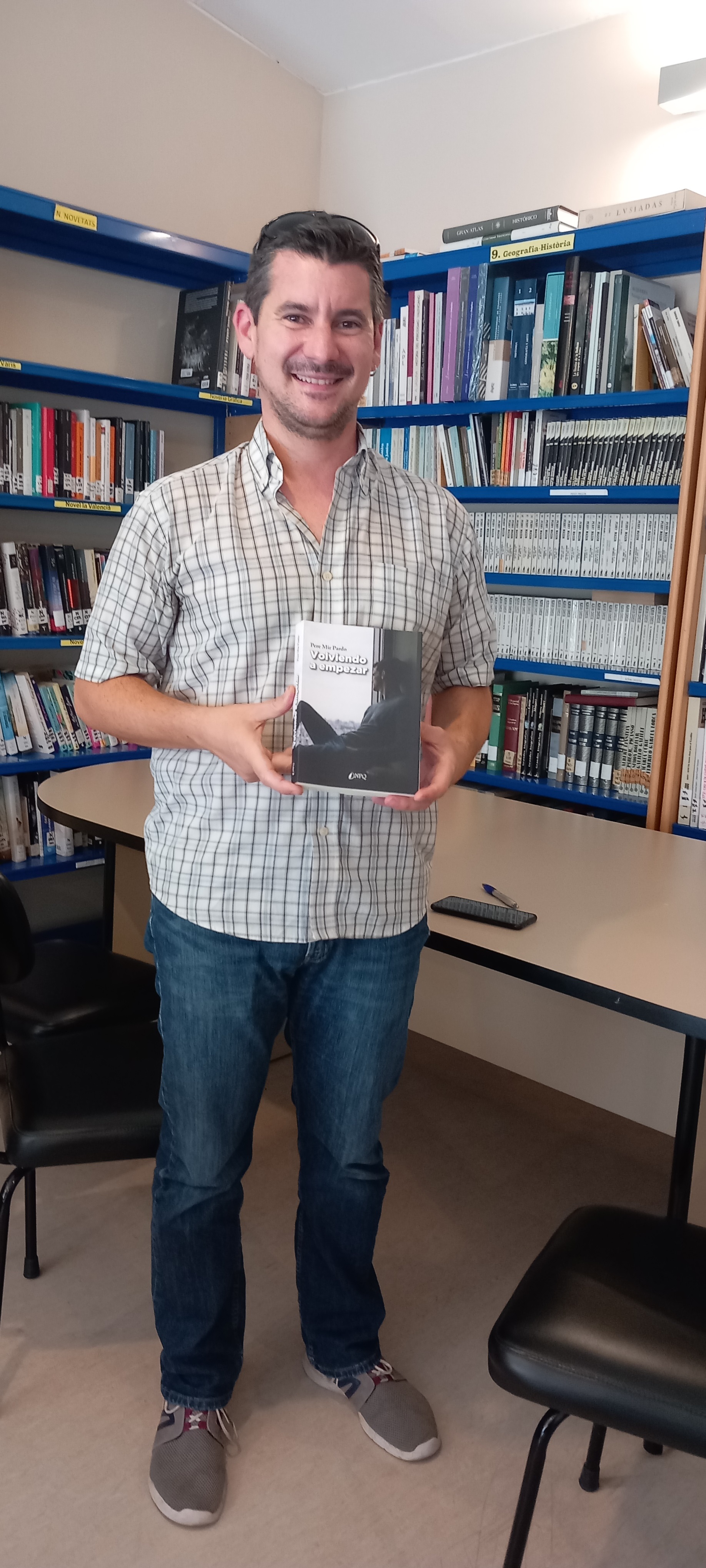 Donaci&oacute;n de libro a la Biblioteca mayo 2024 Olocau - 1