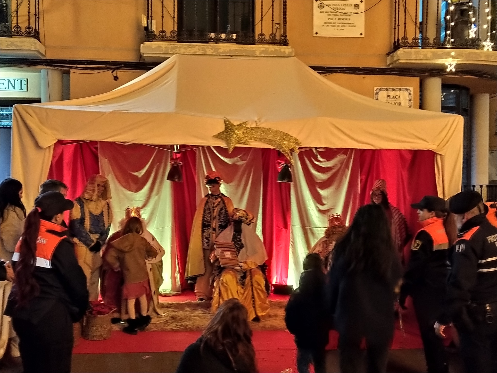 Foto entrega regalos Reyes Magos Olocau