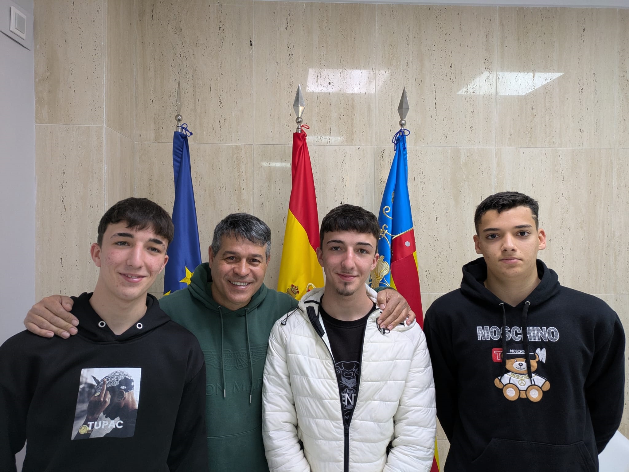 Foto alumnos practicas jardinería Olocau