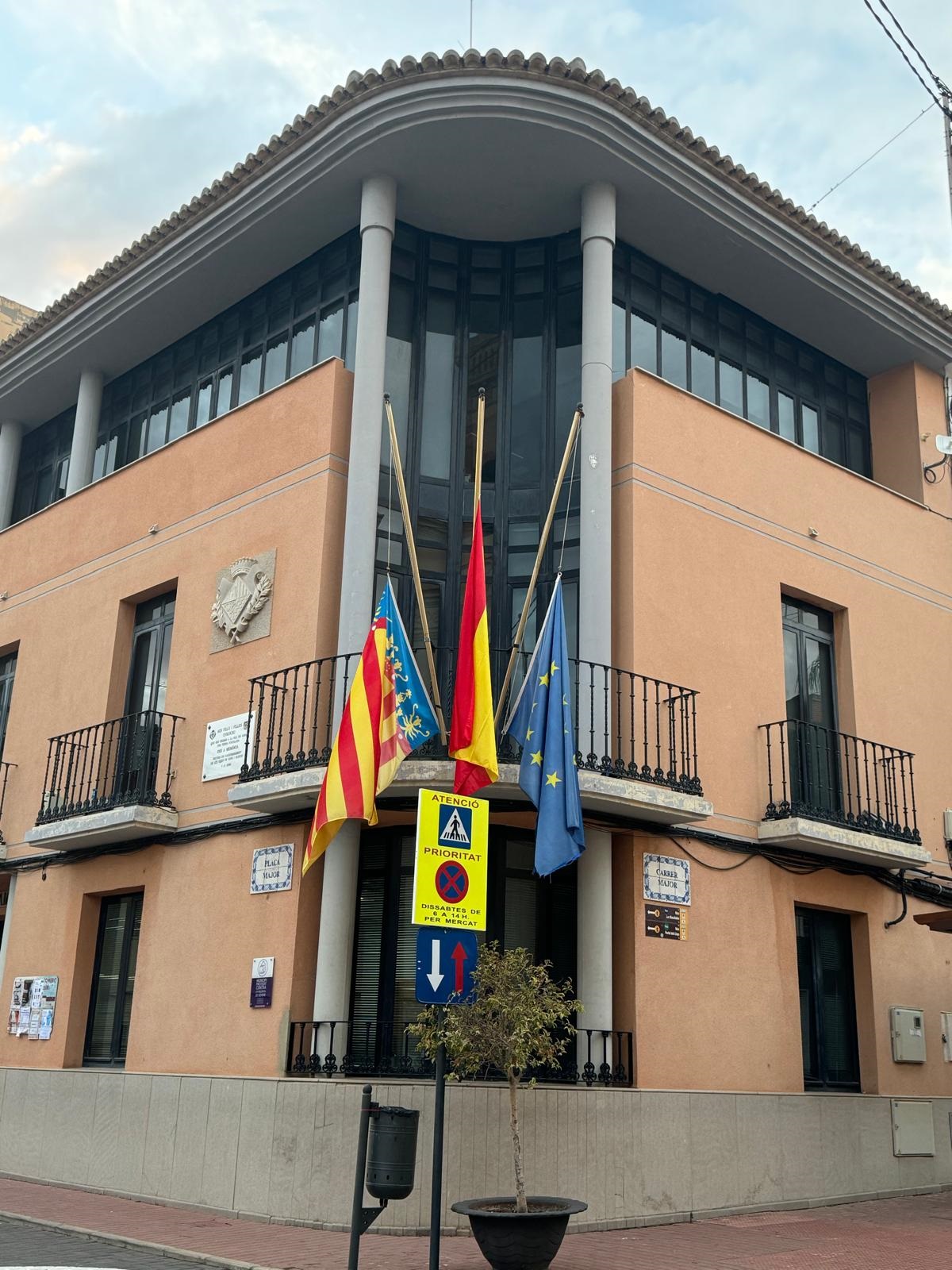 Ayuntamiento Olocau banderas media asta