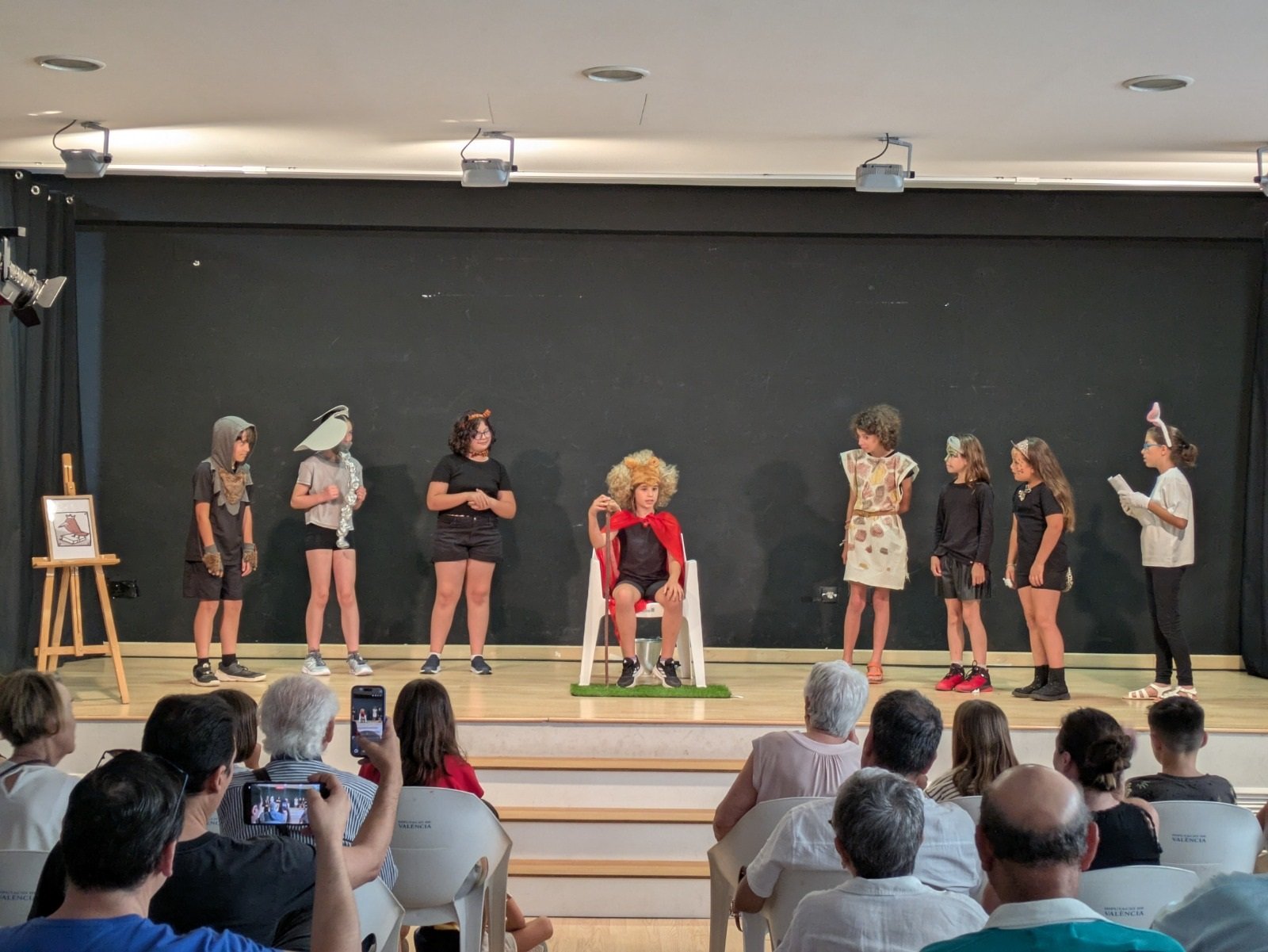 El Taller de Teatre Infantil del CRA Alt Carraixet delecta el públic amb la representació de l'obra ‘La ciudad de Gaturguga’