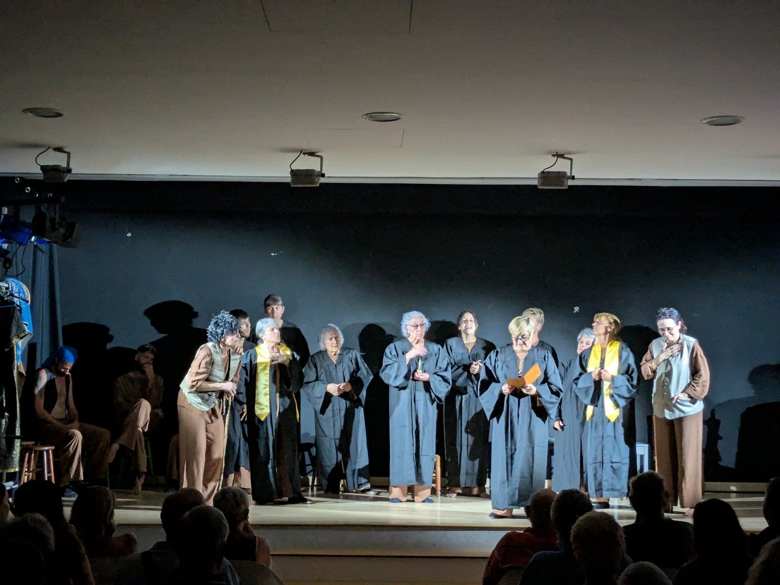Unes 100 persones gaudeixen de l'obra ‘Proceso por la sombra de un burro’, amb el Taller de Teatre d'Olocau