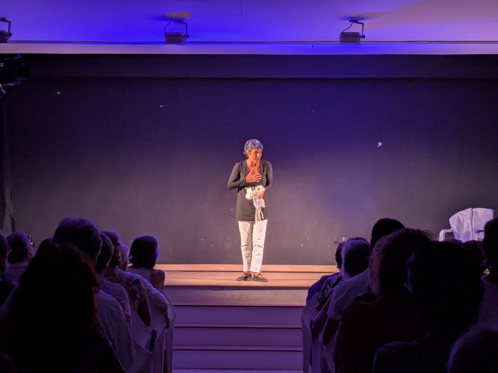 Olocau viu una vesprada de conscienciació contra la violència de gènere amb l'obra ‘Bésame 2.0’